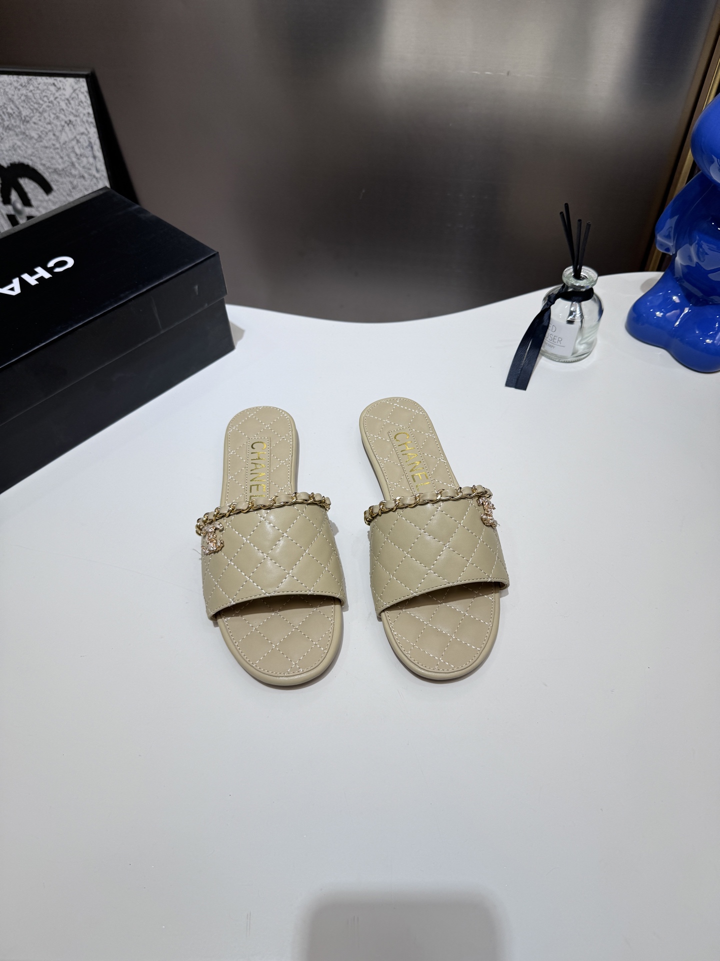 C style Metal buckle diamond quilted sandals