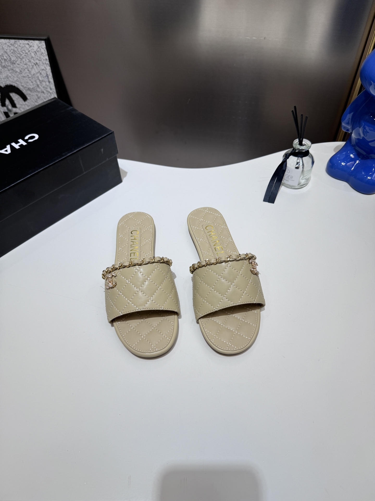 C style Metal buckle diamond quilted sandals