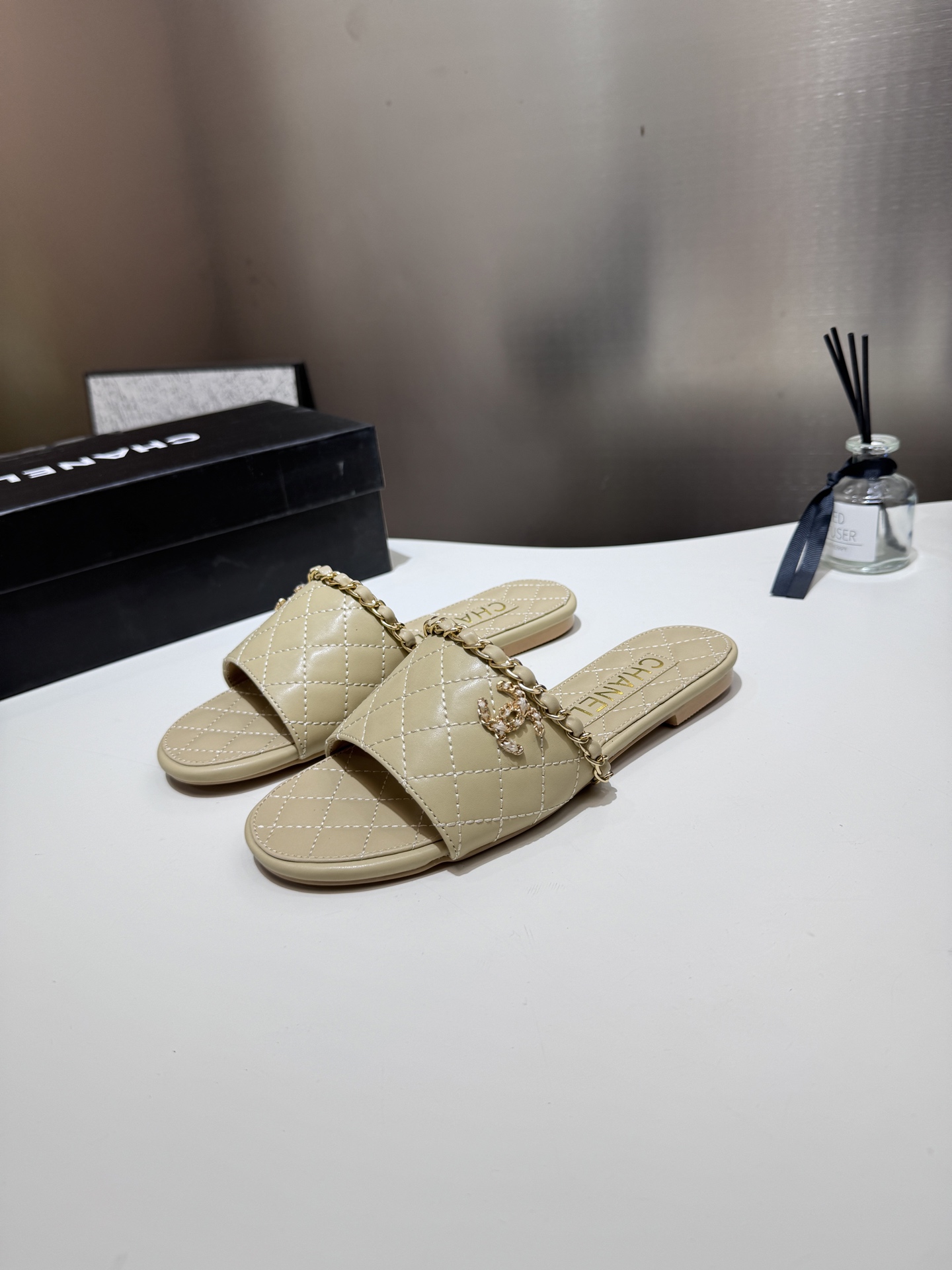 C style Metal buckle diamond quilted sandals