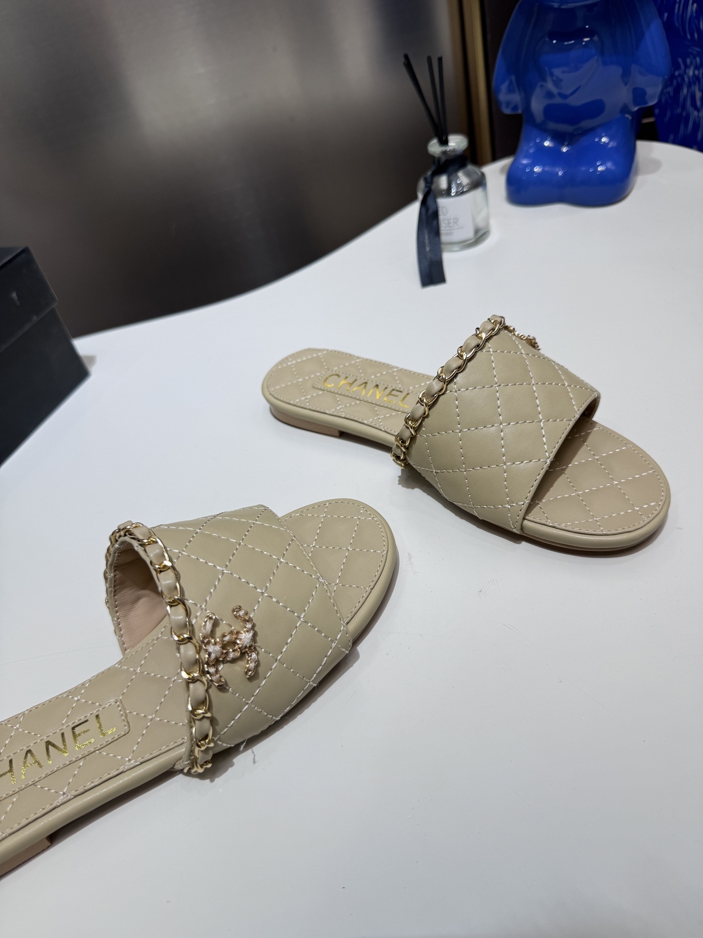 C style Metal buckle diamond quilted sandals