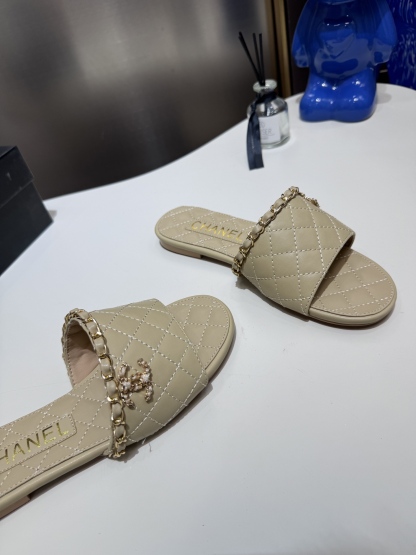 C style Metal buckle diamond quilted sandals