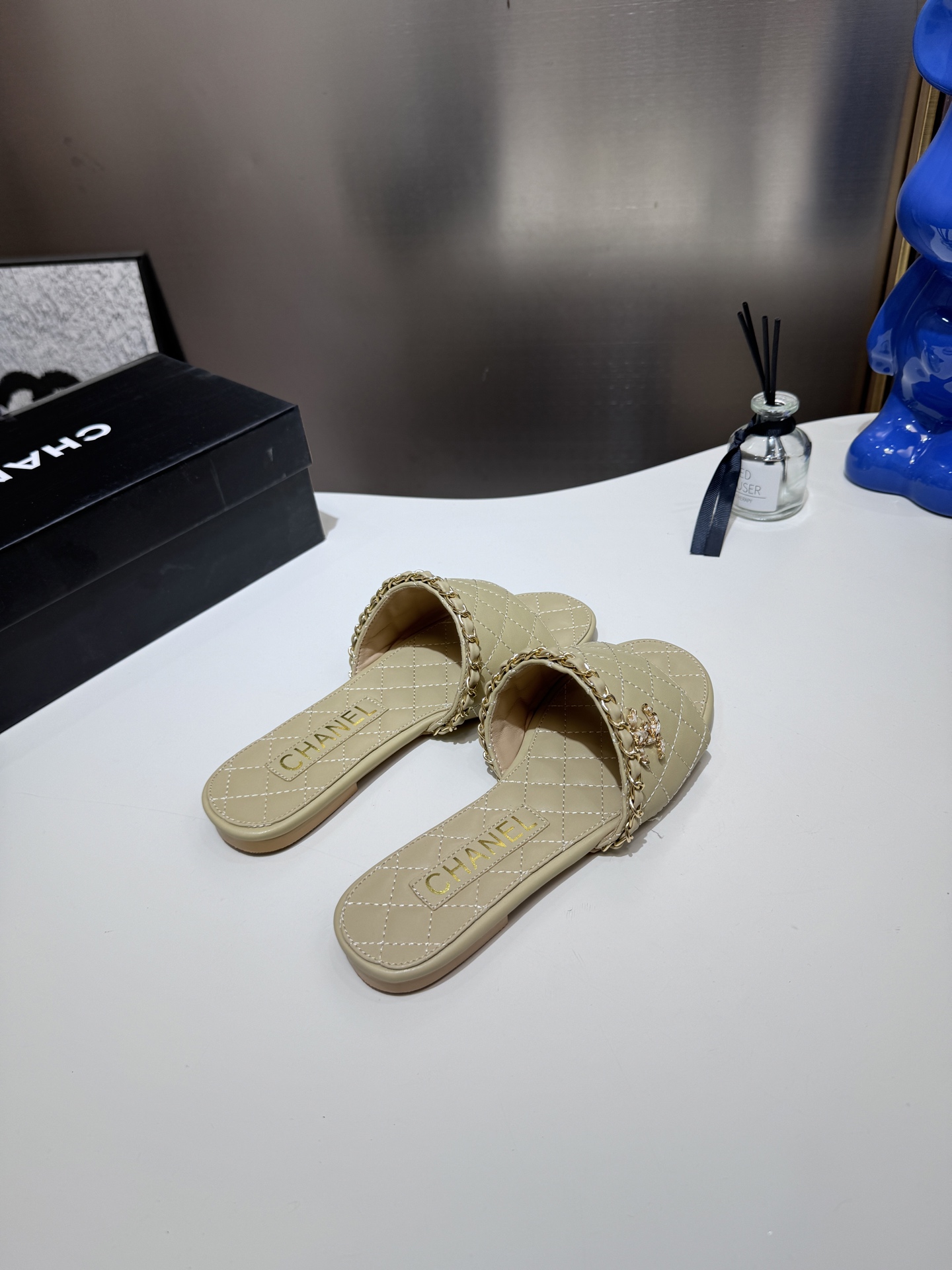 C style Metal buckle diamond quilted sandals