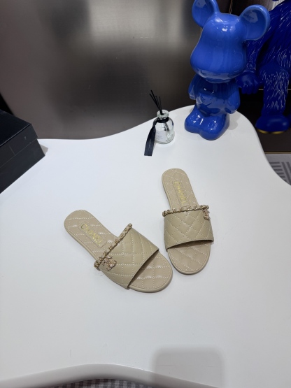 C style Metal buckle diamond quilted sandals