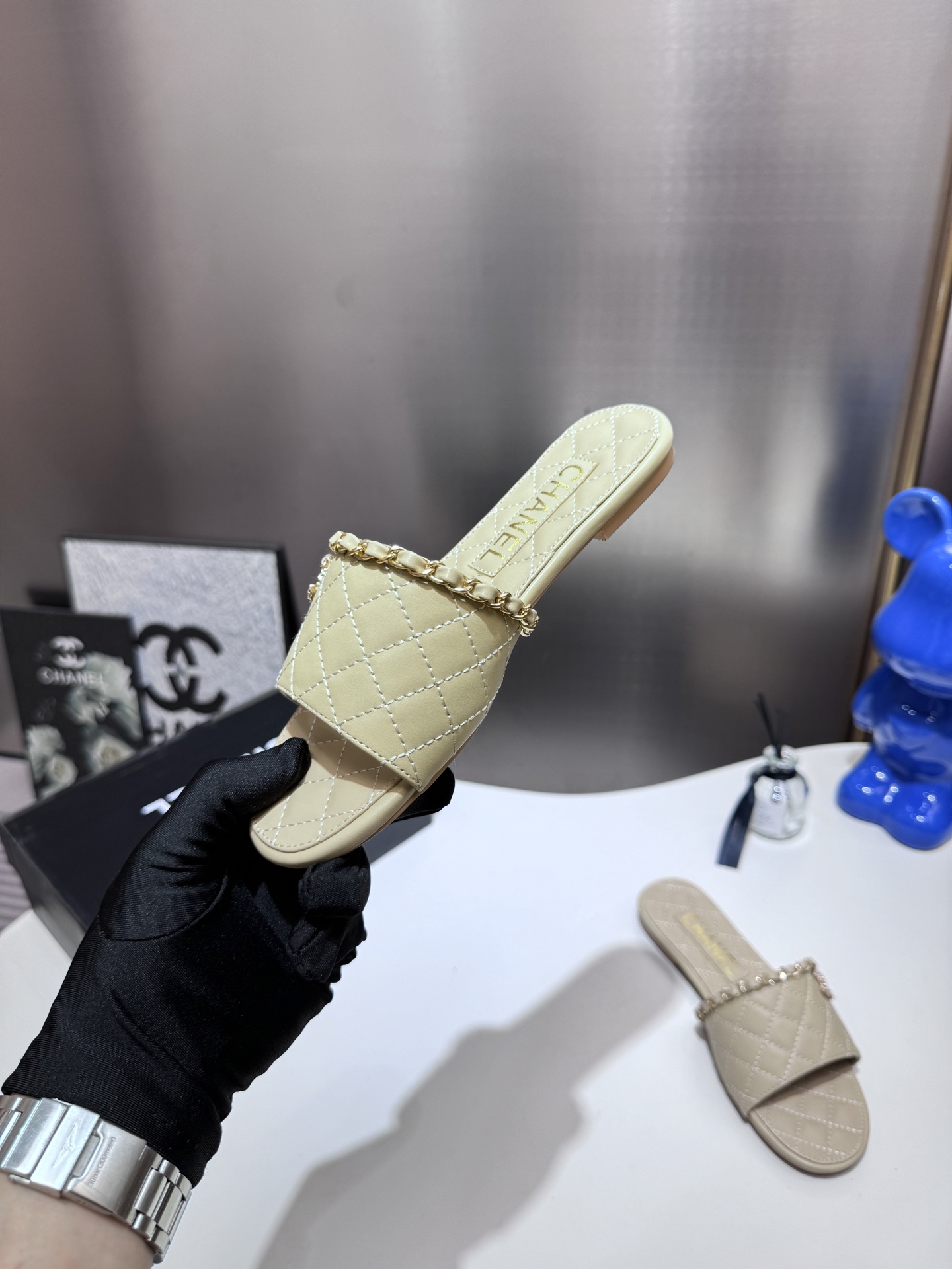 C style Metal buckle diamond quilted sandals