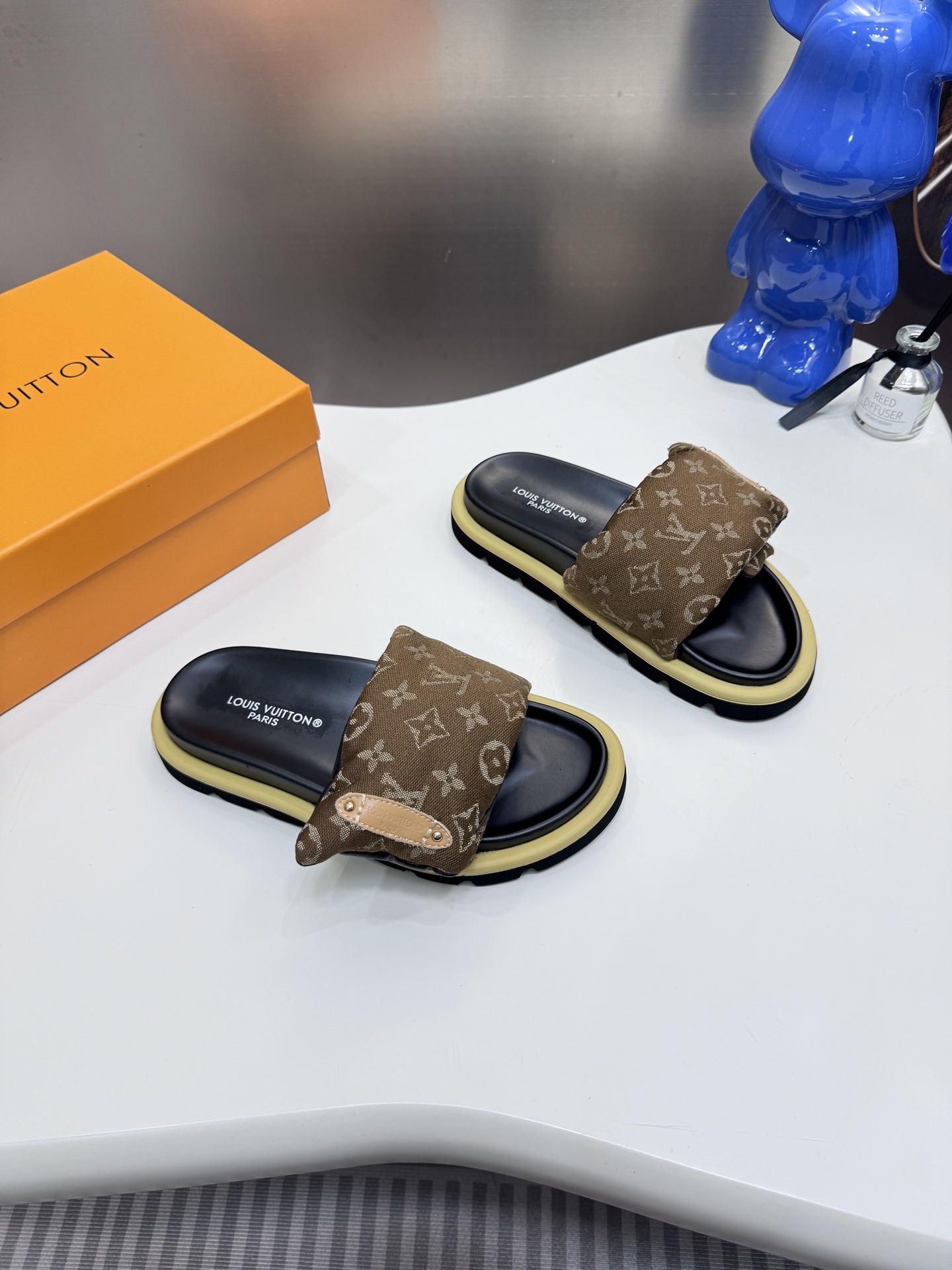 D style Velcro flat slippers