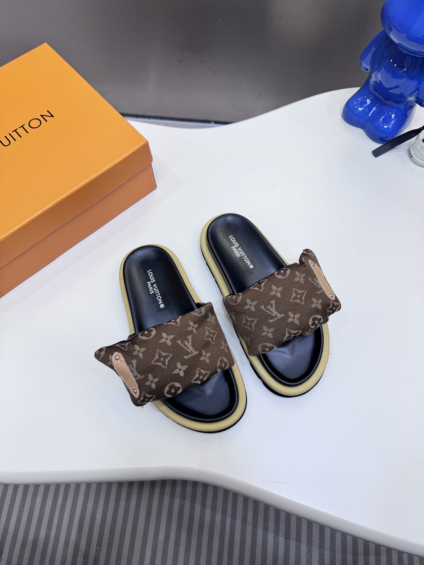 D style Velcro flat slippers