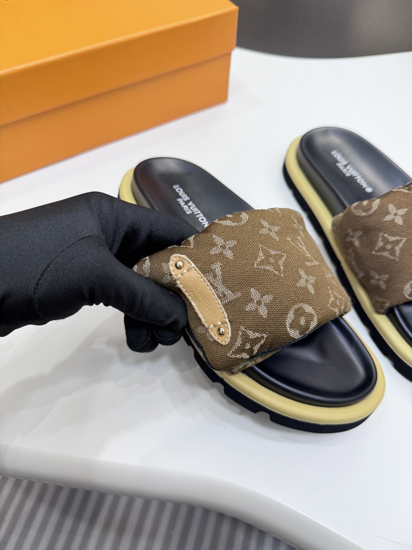 D style Velcro flat slippers