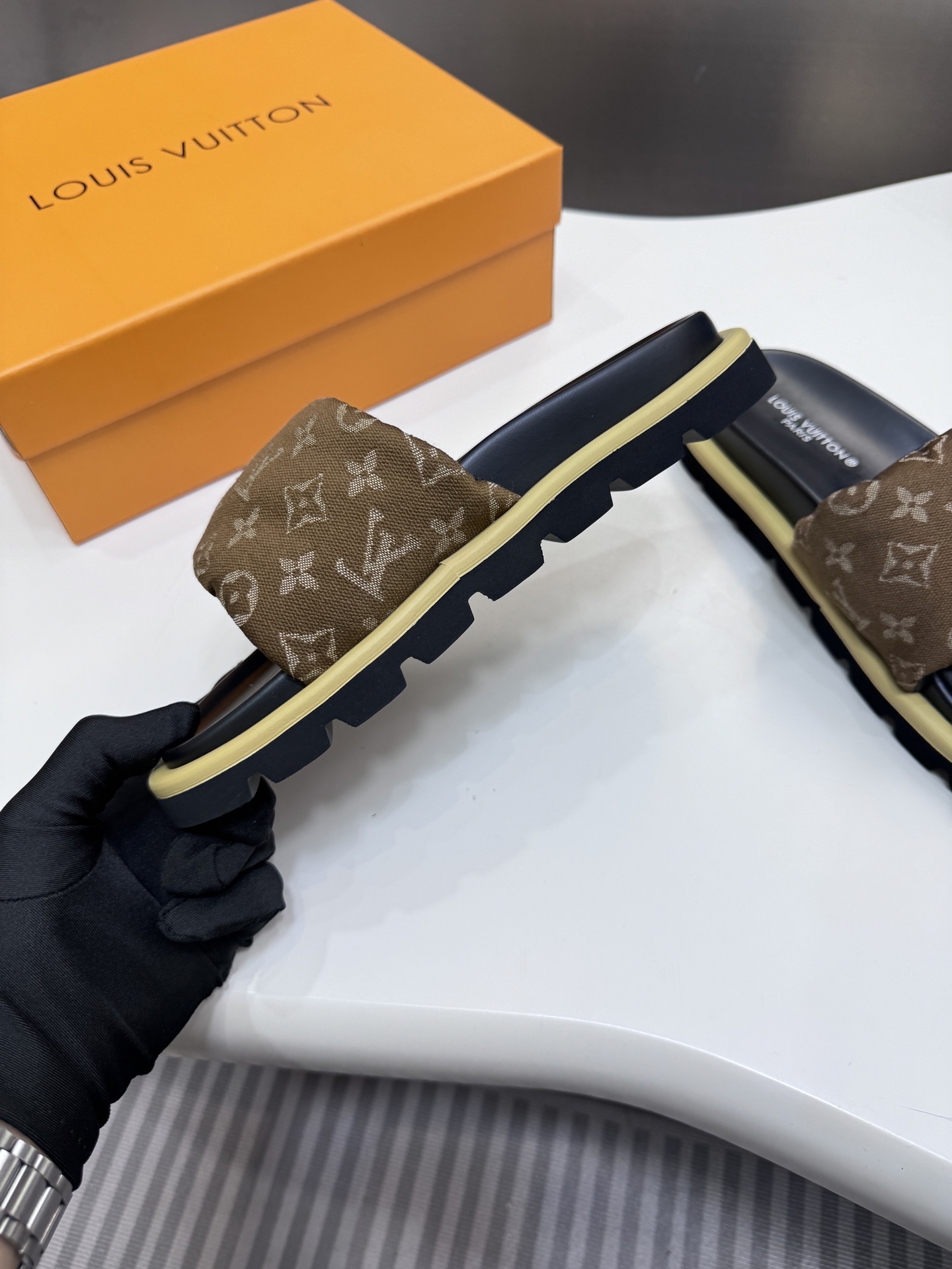 D style Velcro flat slippers