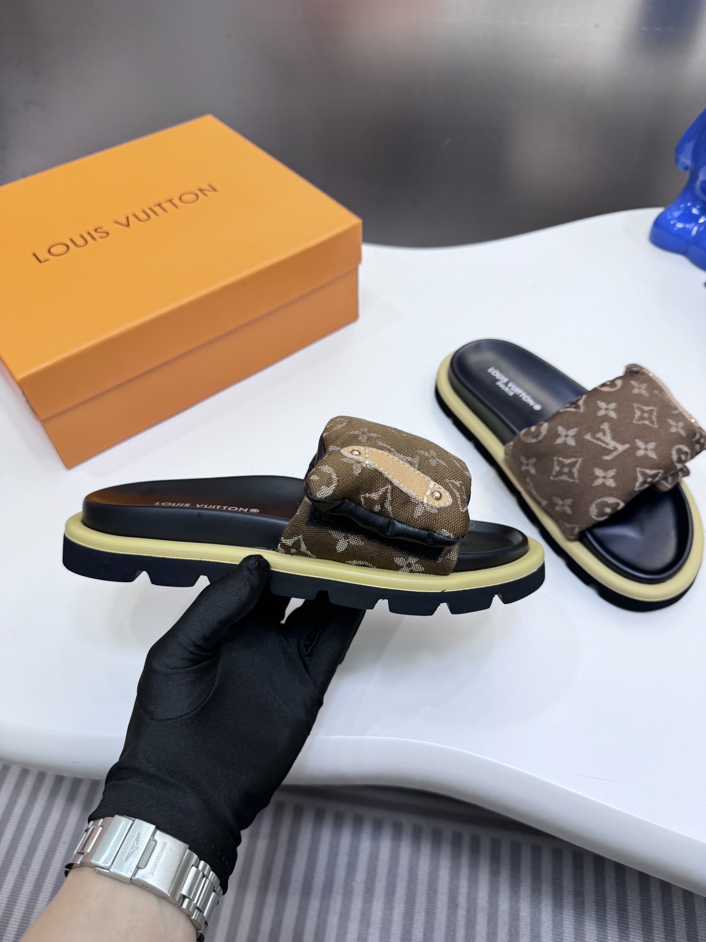 D style Velcro flat slippers