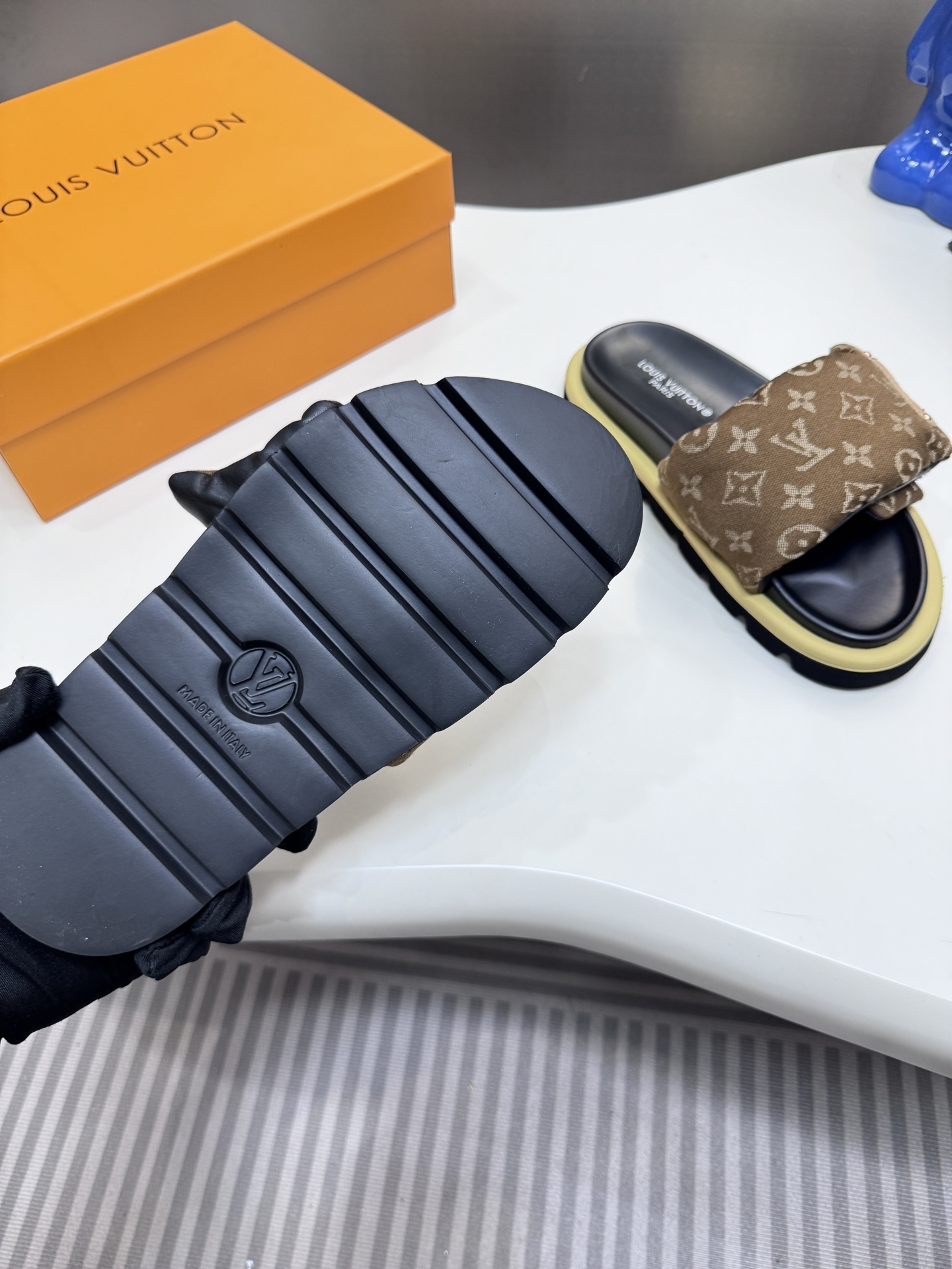 D style Velcro flat slippers