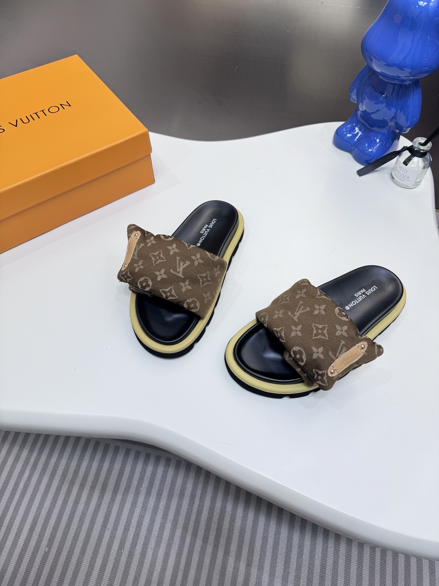 D style Velcro flat slippers