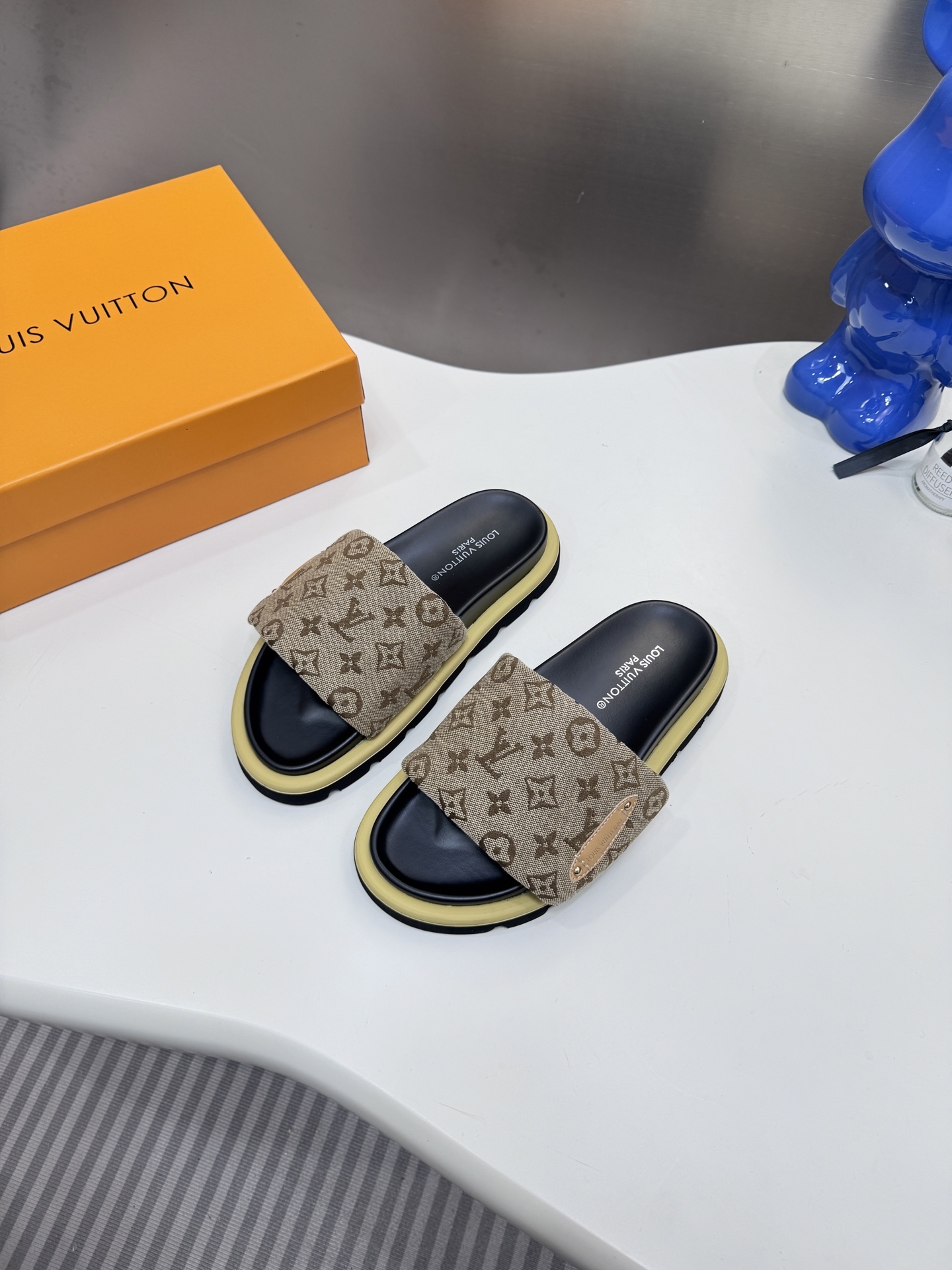 D style Velcro flat slippers