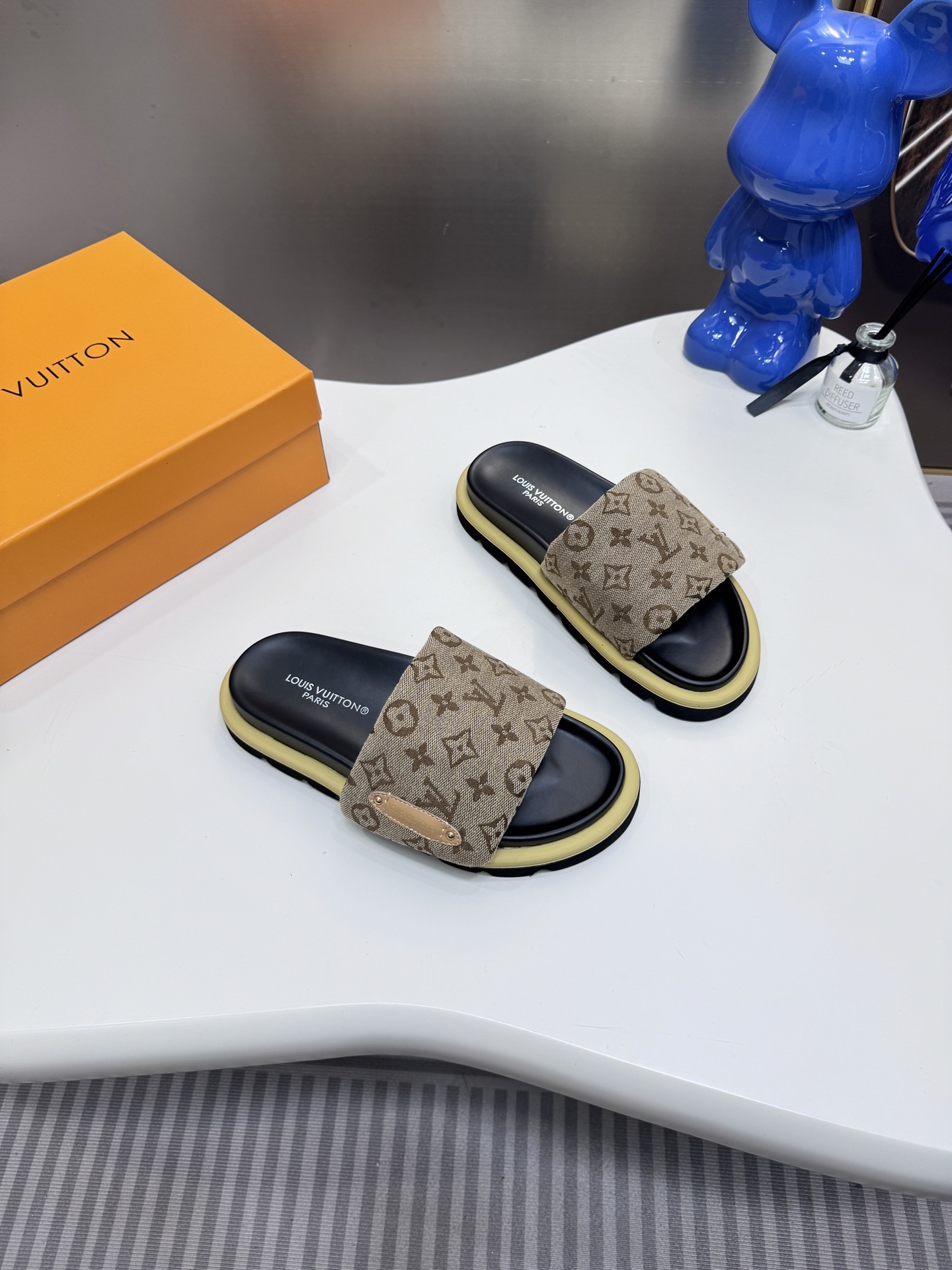 D style Velcro flat slippers