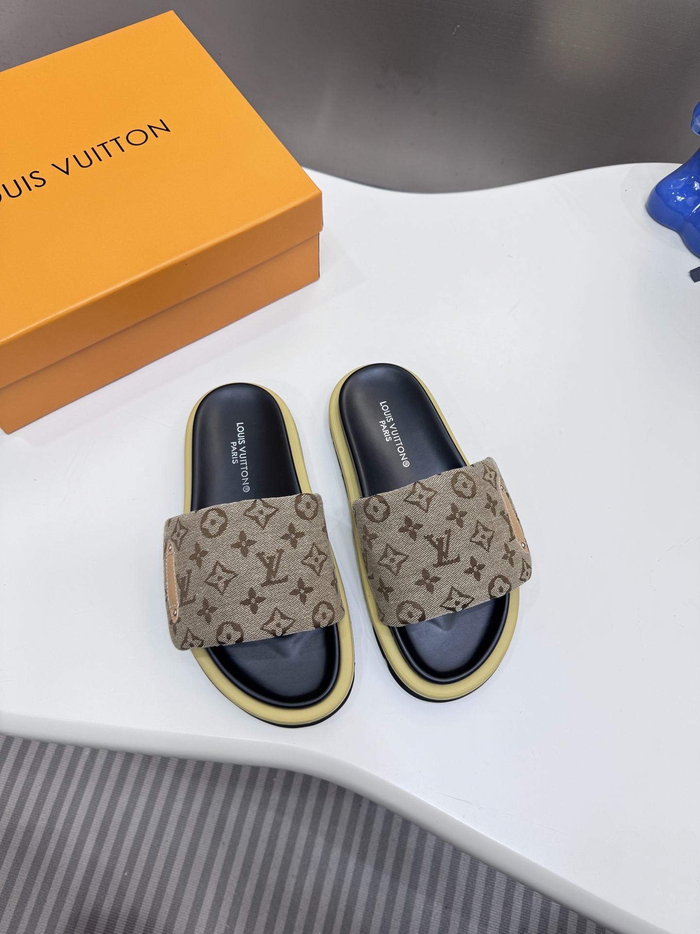 D style Velcro flat slippers