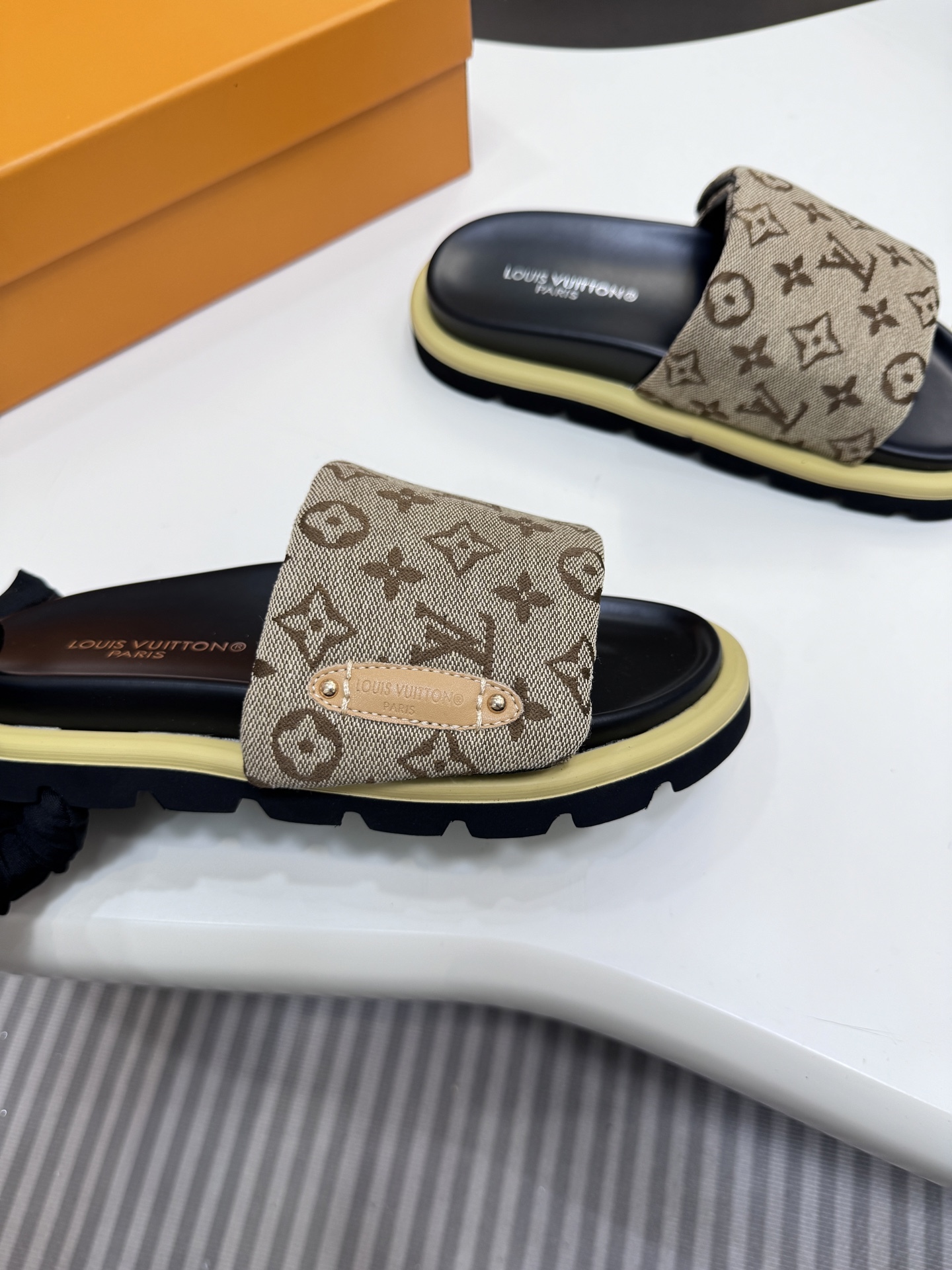 D style Velcro flat slippers