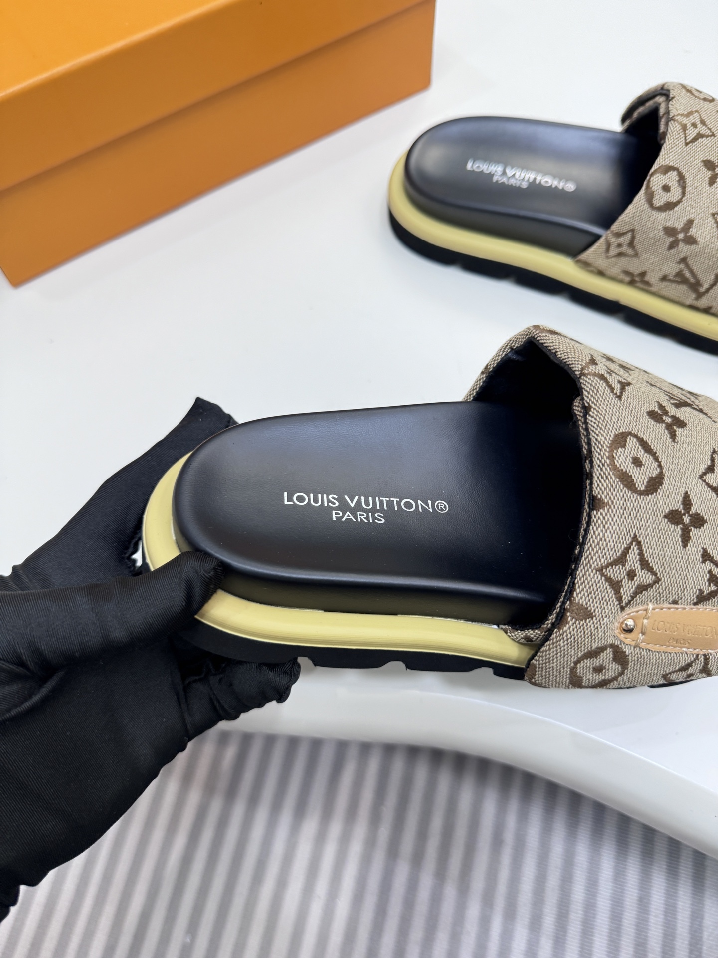 D style Velcro flat slippers