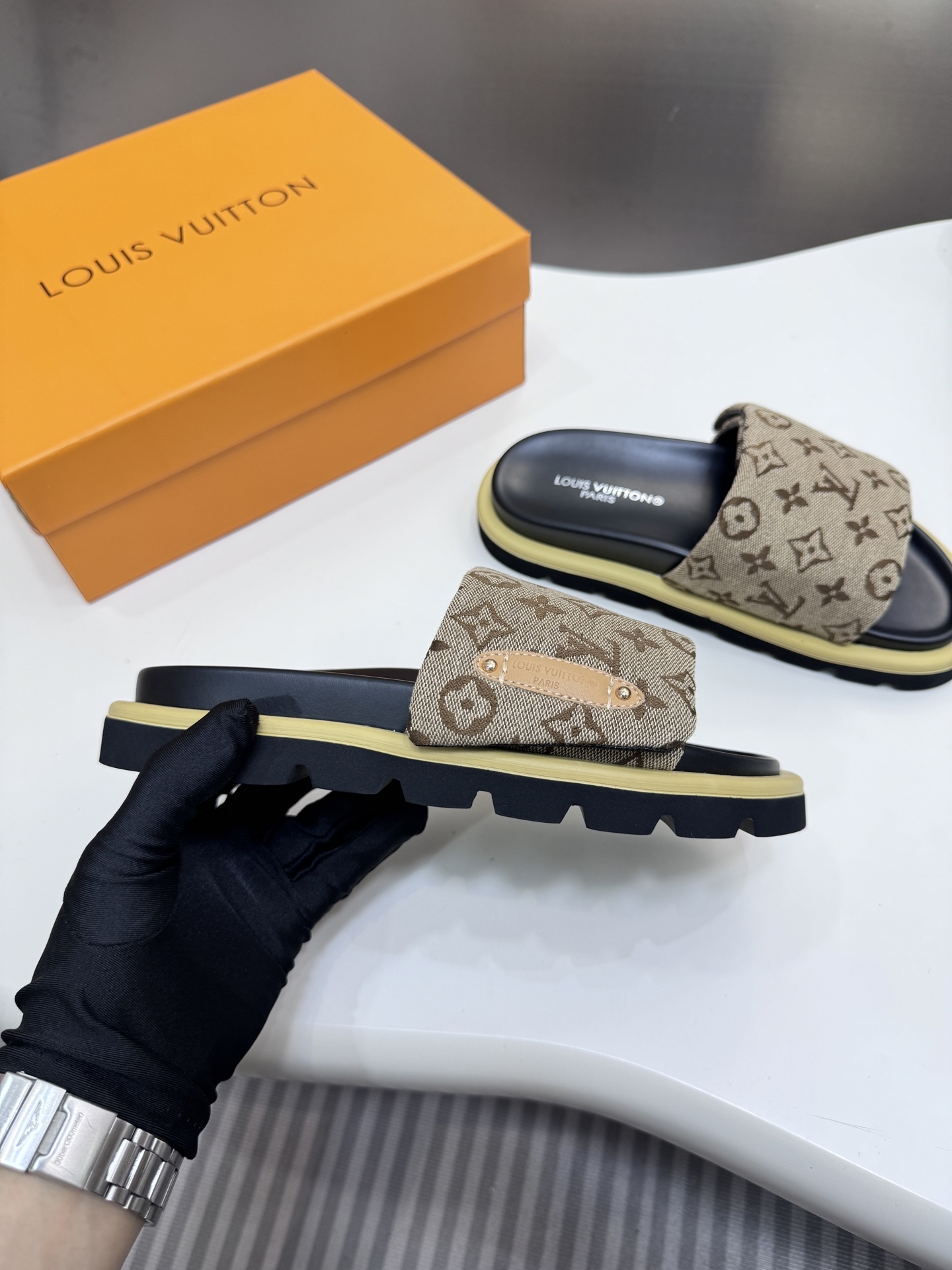 D style Velcro flat slippers