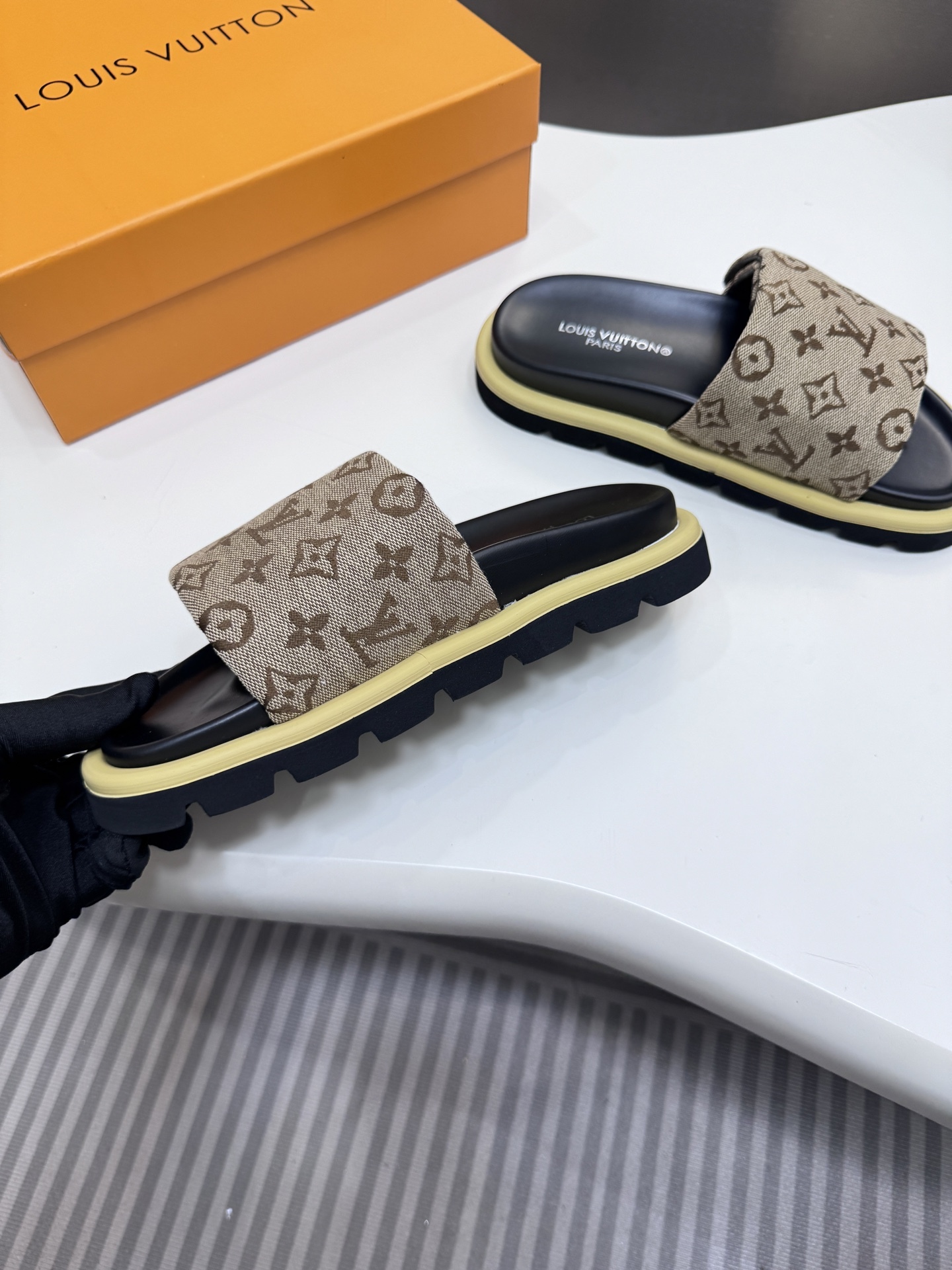 D style Velcro flat slippers