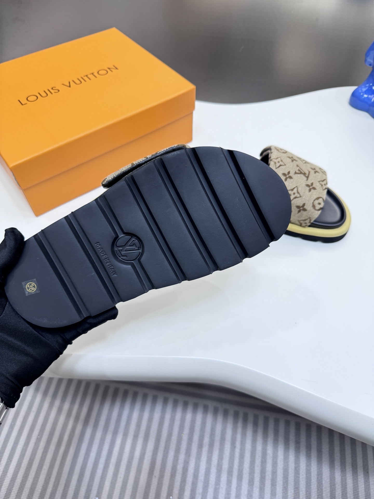 D style Velcro flat slippers