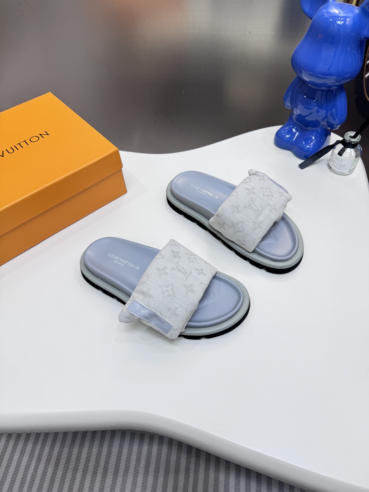 D style Velcro flat slippers