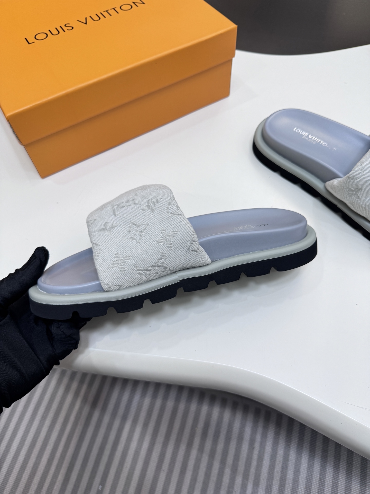 D style Velcro flat slippers