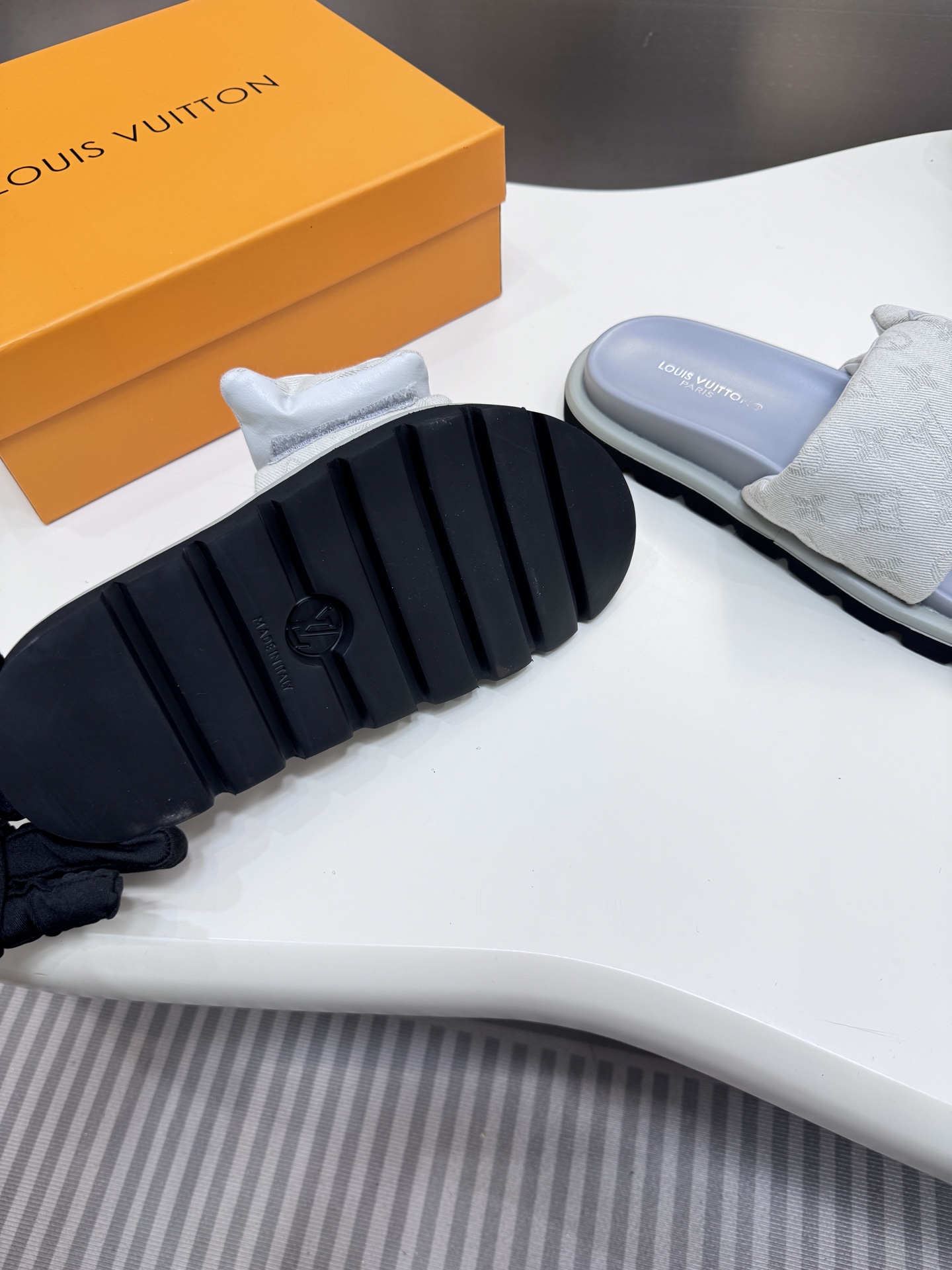 D style Velcro flat slippers