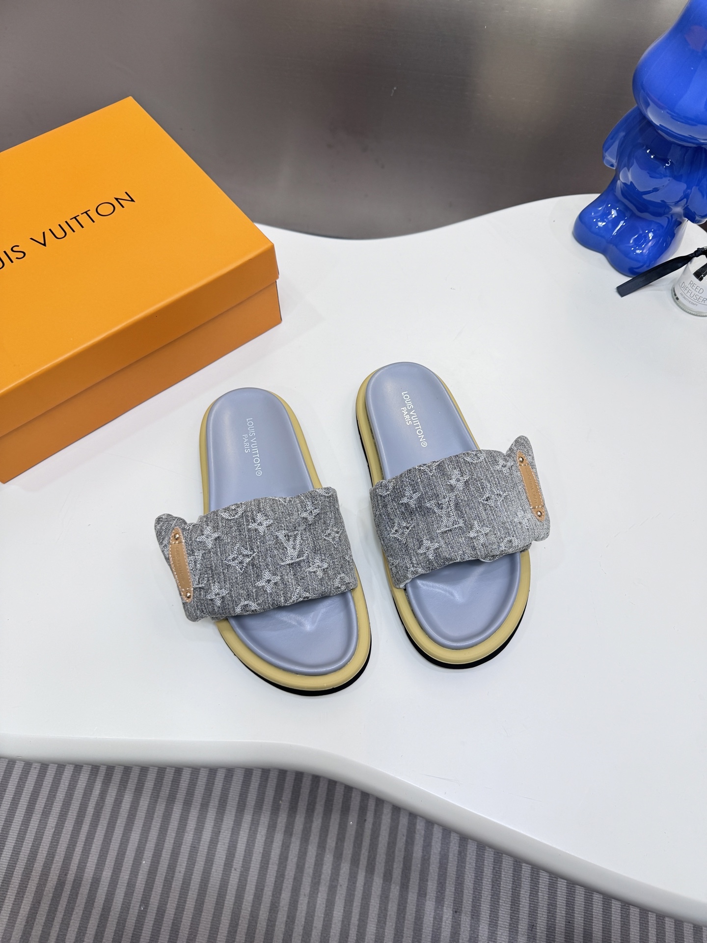 D style Velcro flat slippers