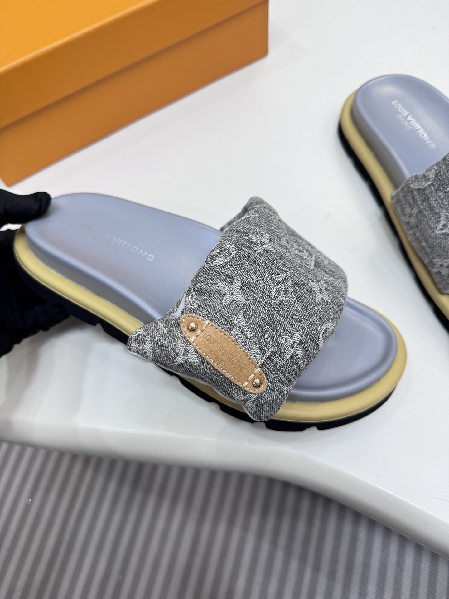 D style Velcro flat slippers