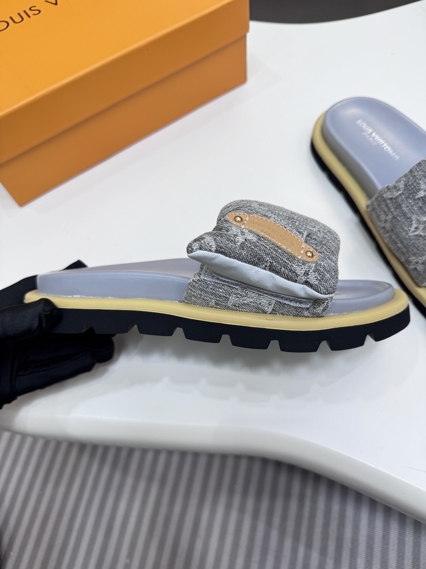 D style Velcro flat slippers