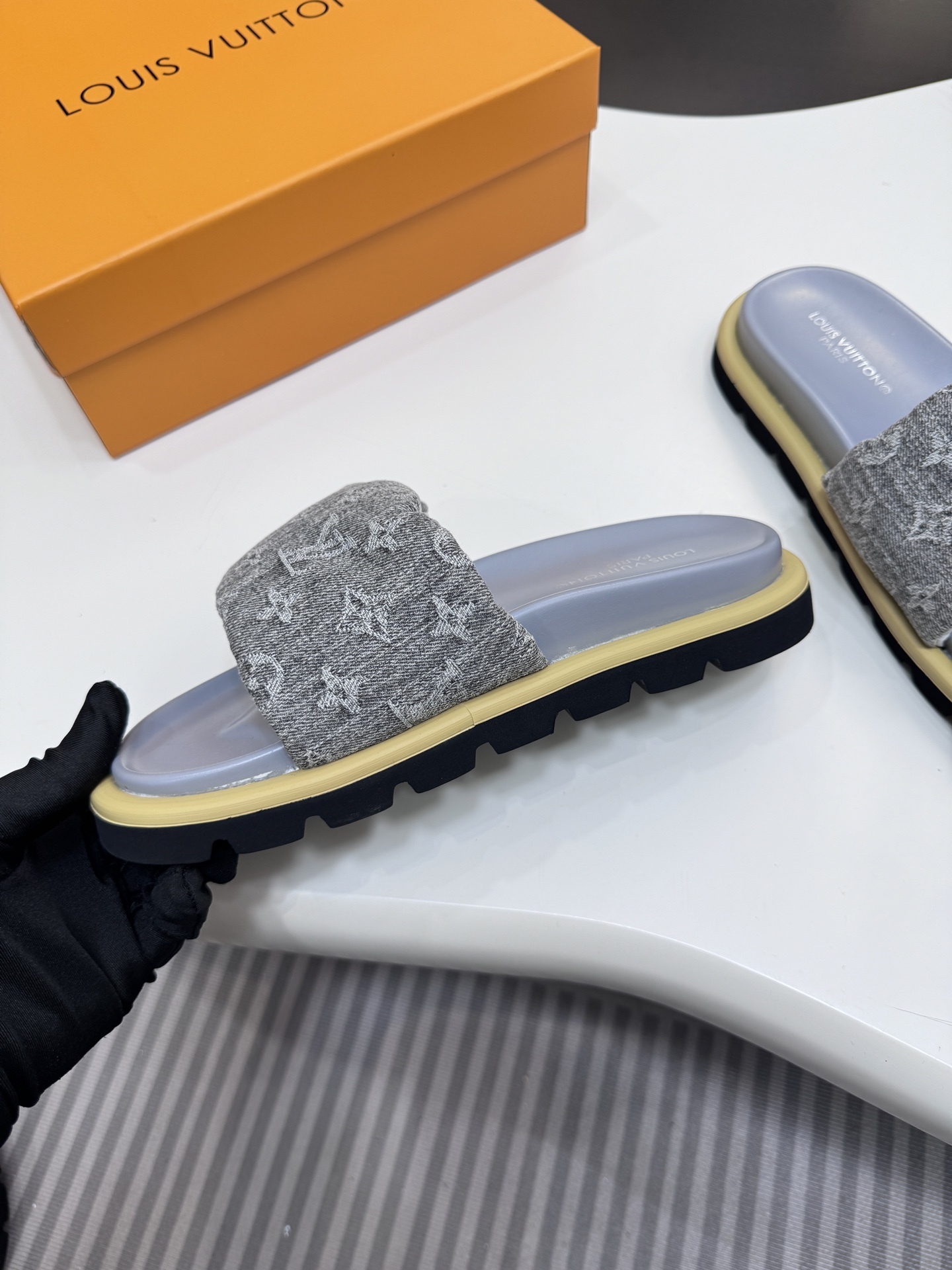 D style Velcro flat slippers