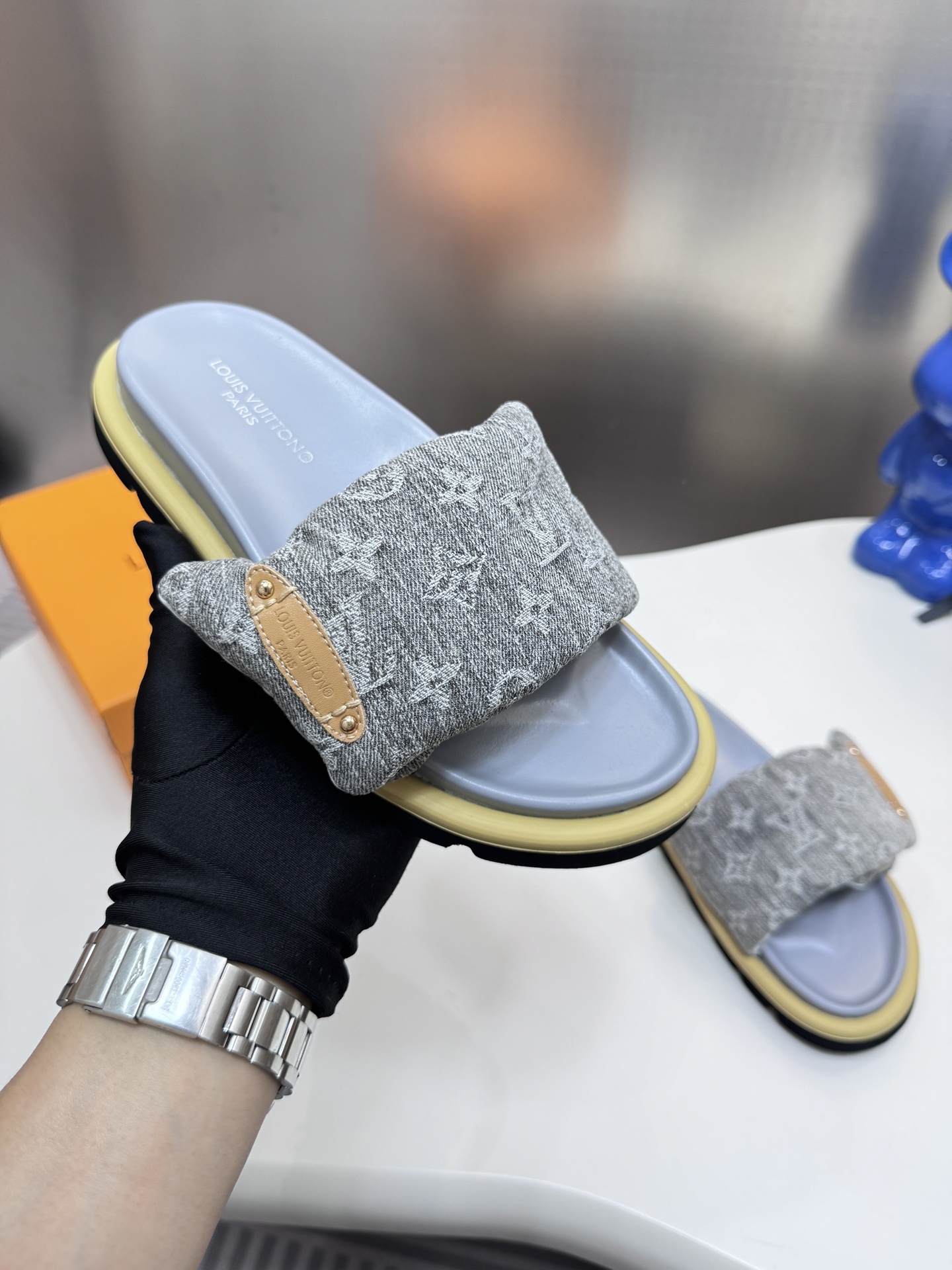 D style Velcro flat slippers