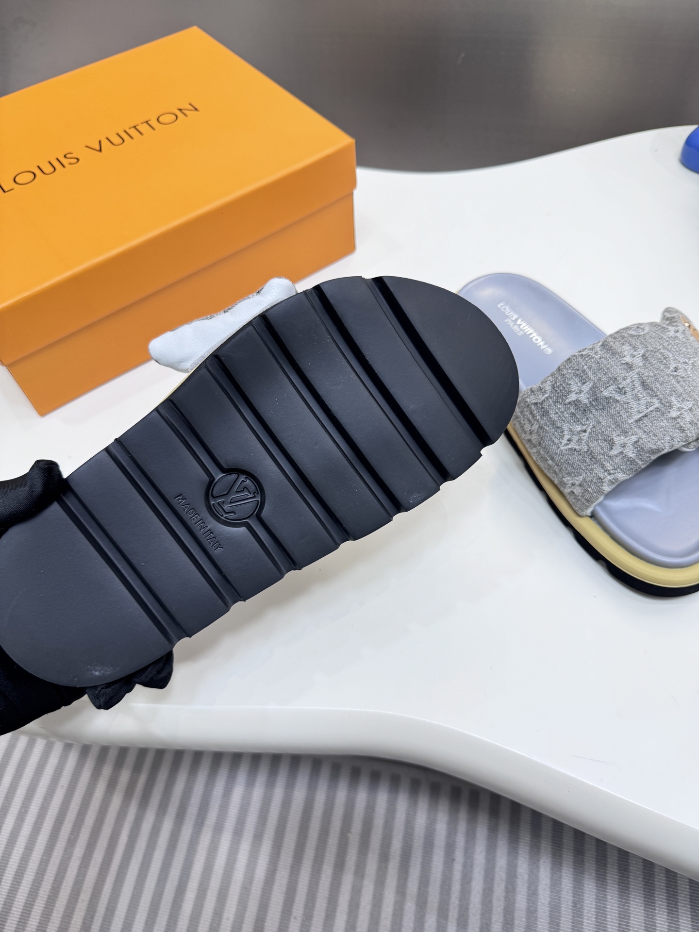 D style Velcro flat slippers