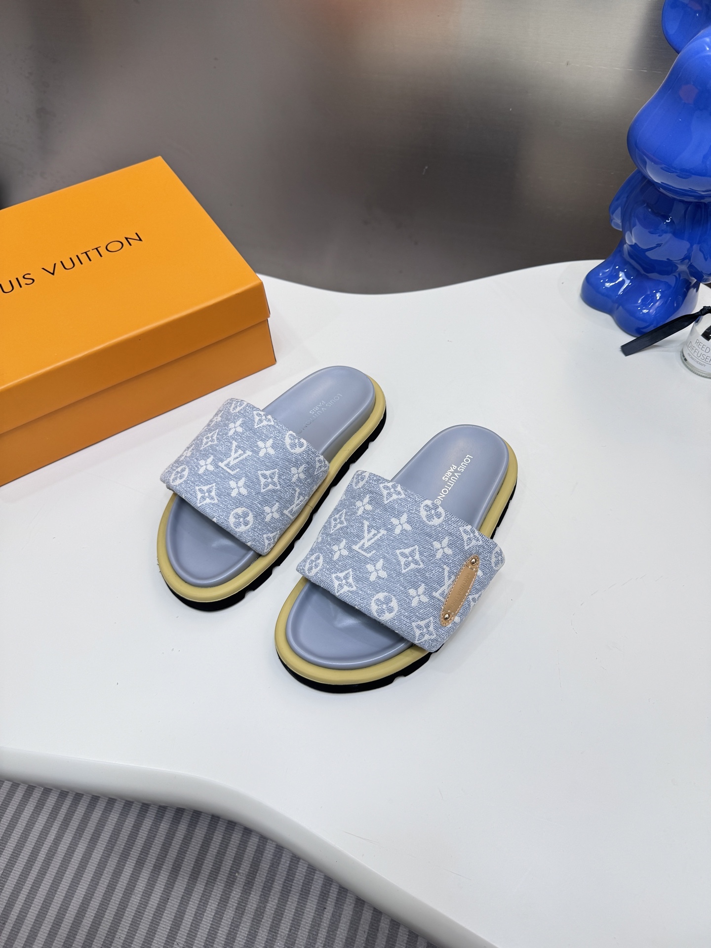 D style Velcro flat slippers