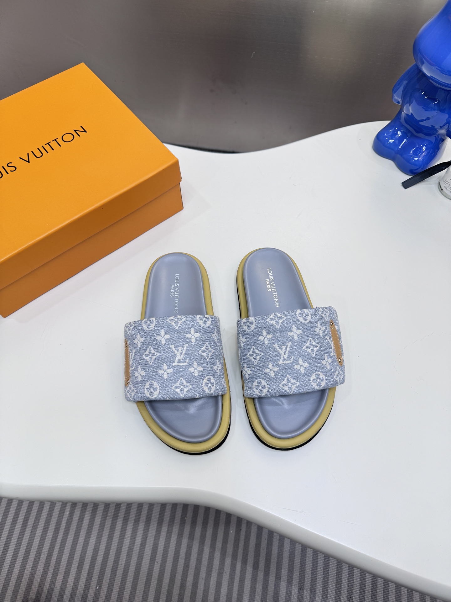 D style Velcro flat slippers