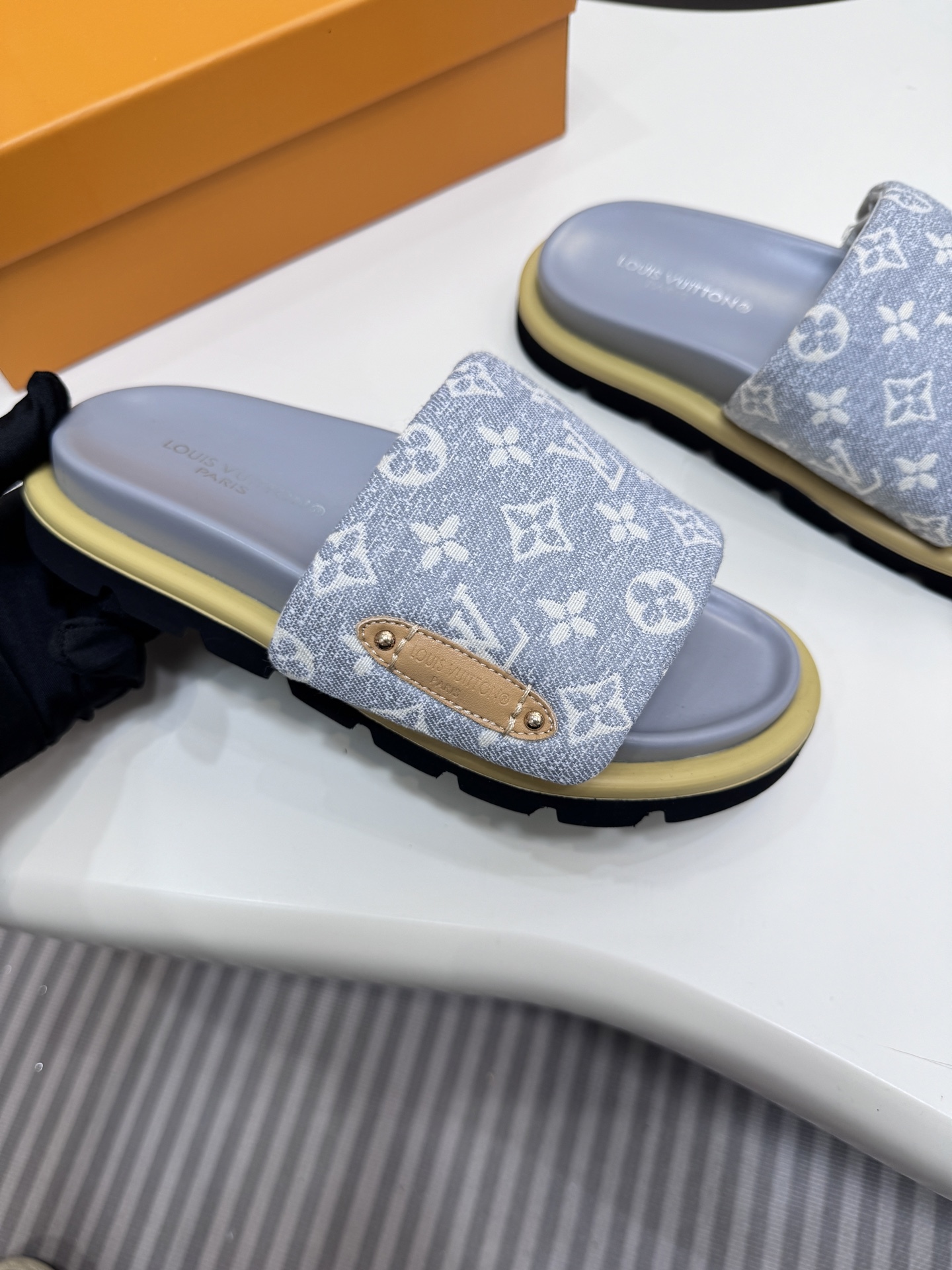 D style Velcro flat slippers