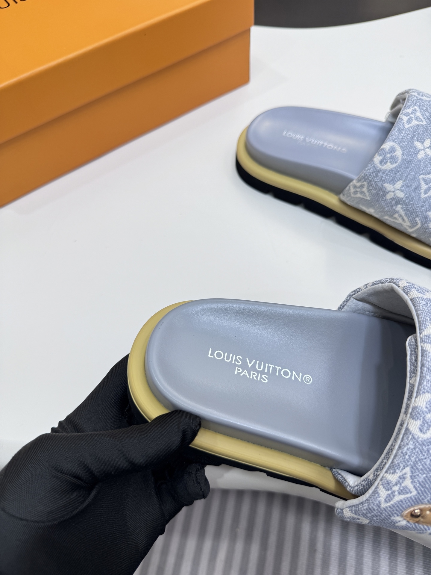 D style Velcro flat slippers