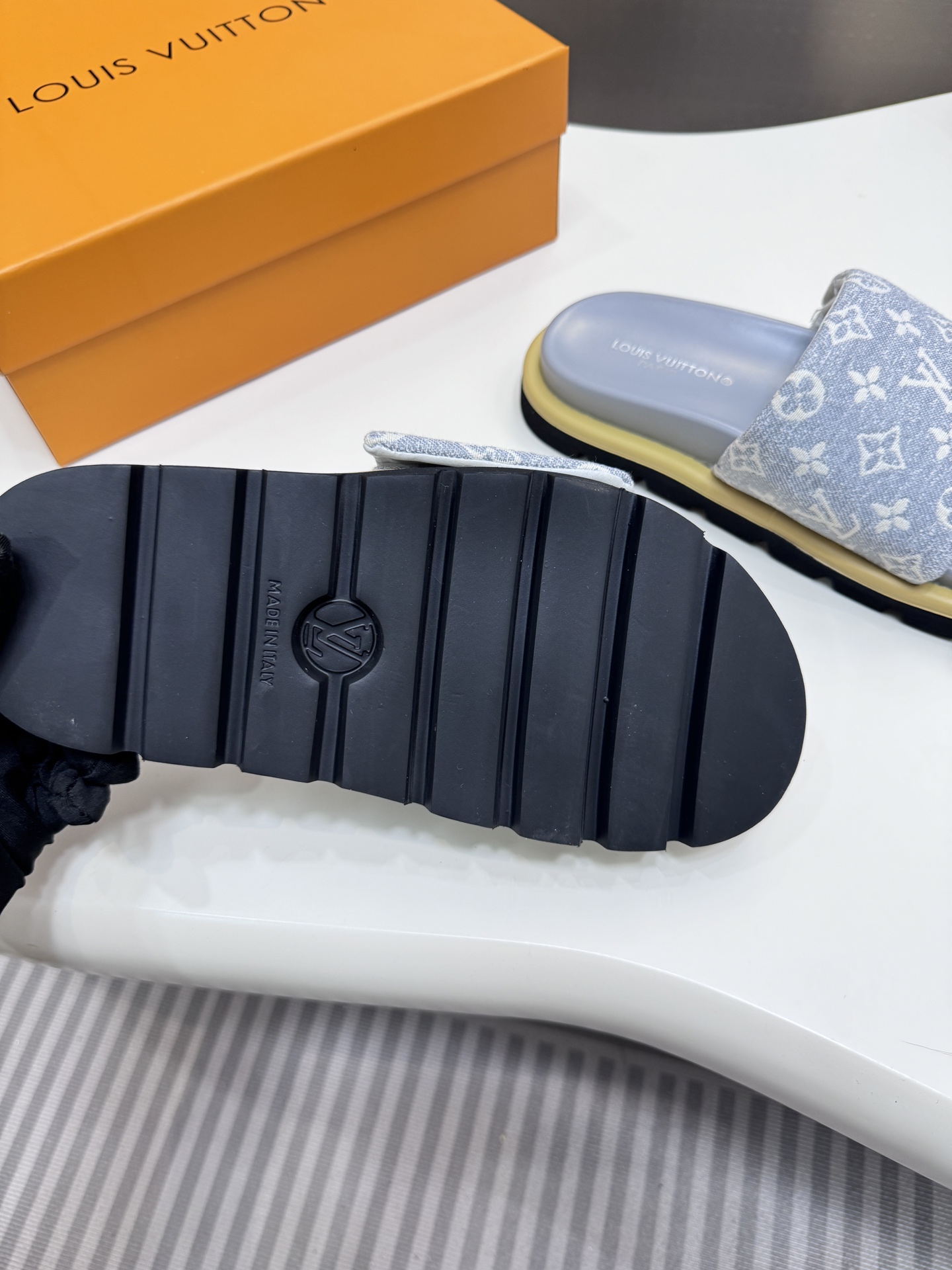 D style Velcro flat slippers