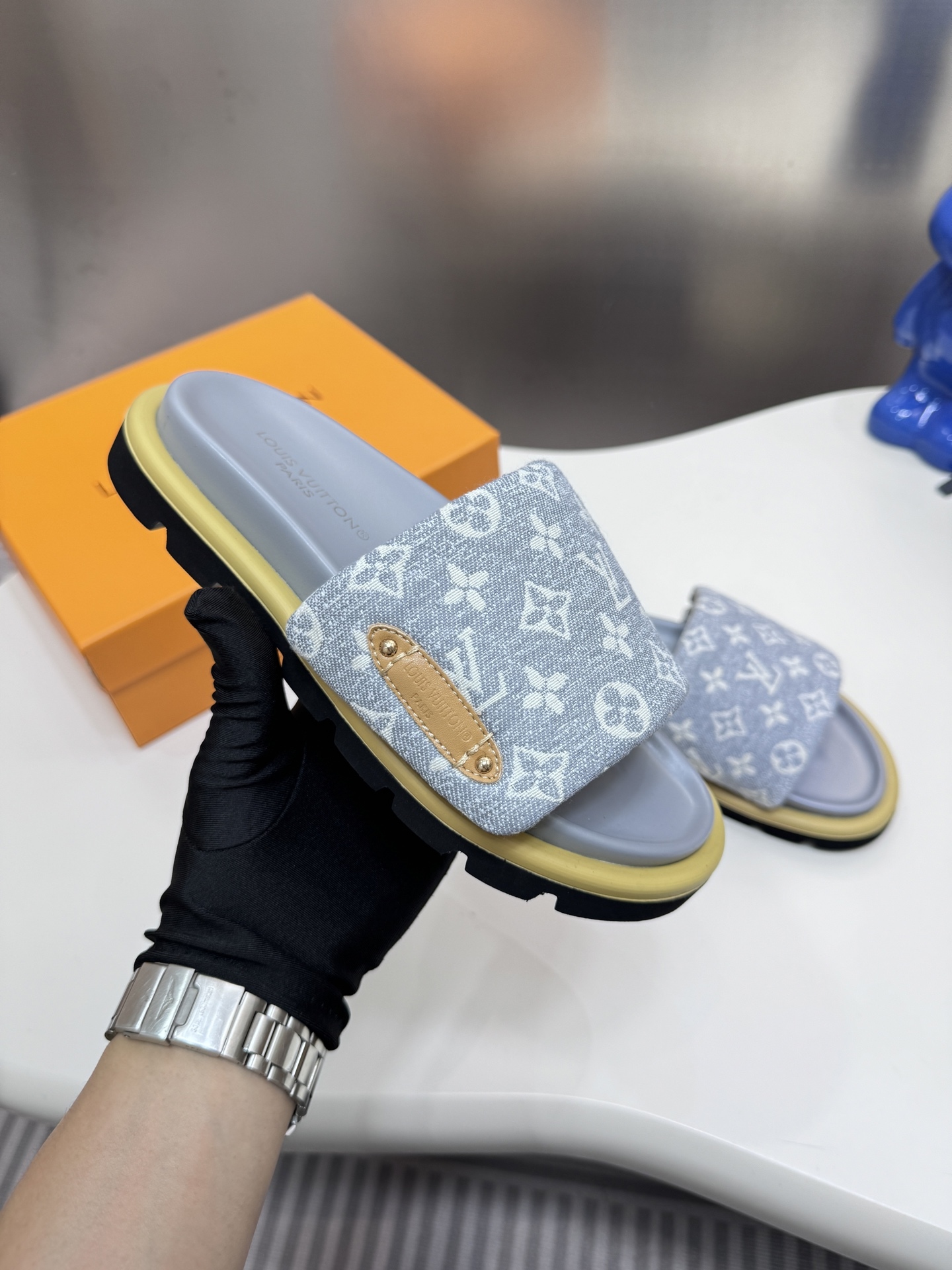 D style Velcro flat slippers