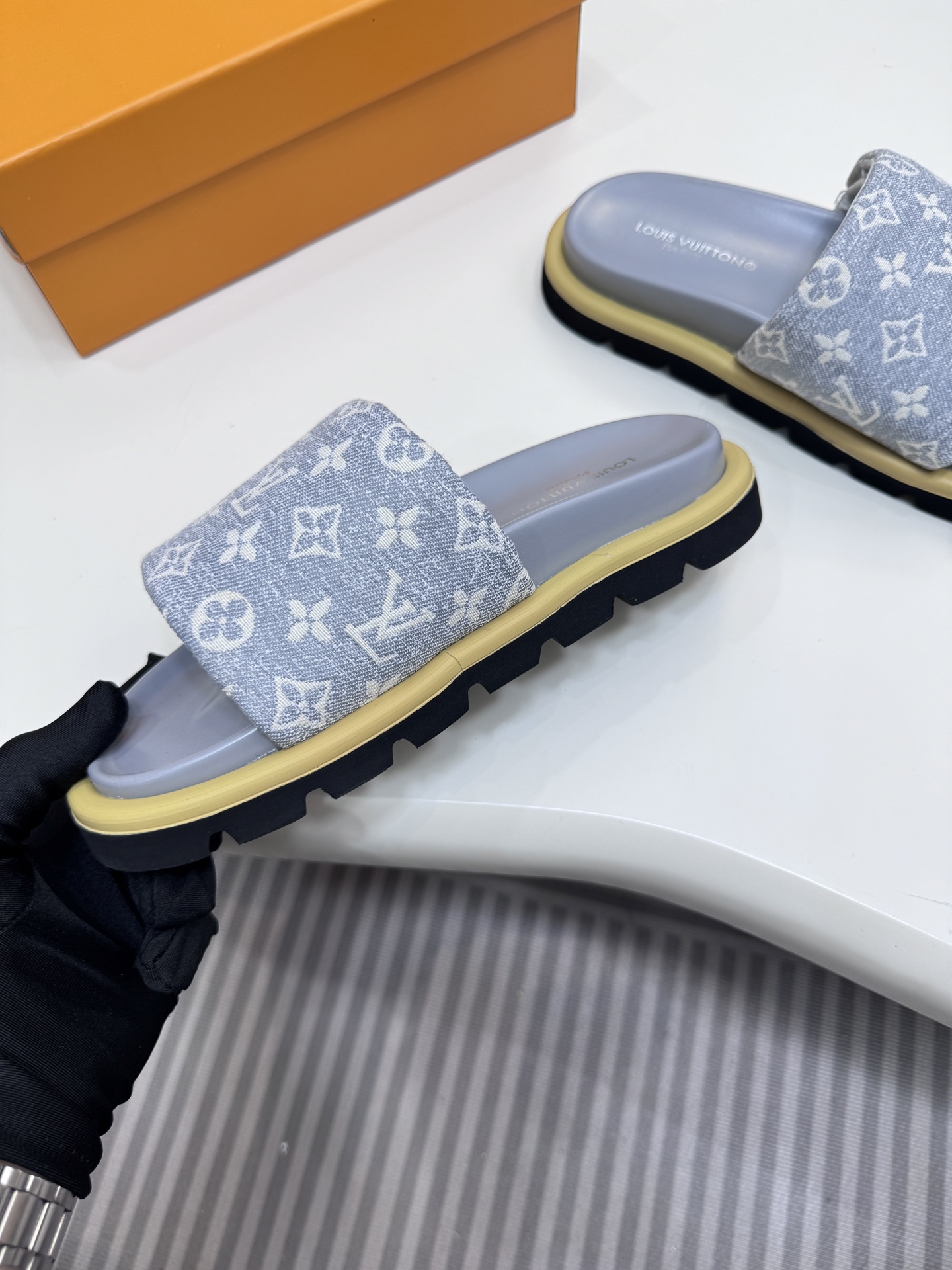 D style Velcro flat slippers