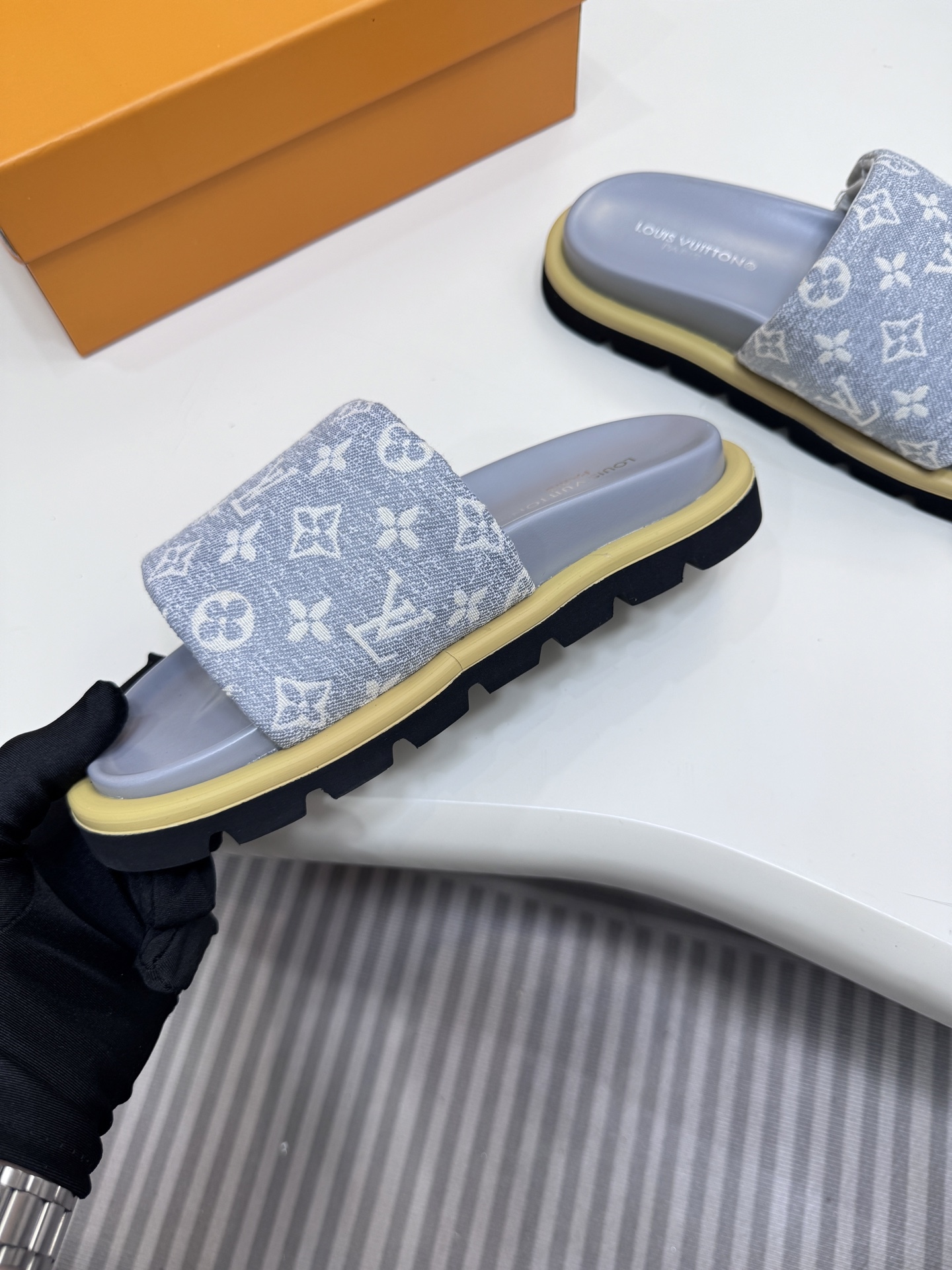 D style Velcro flat slippers