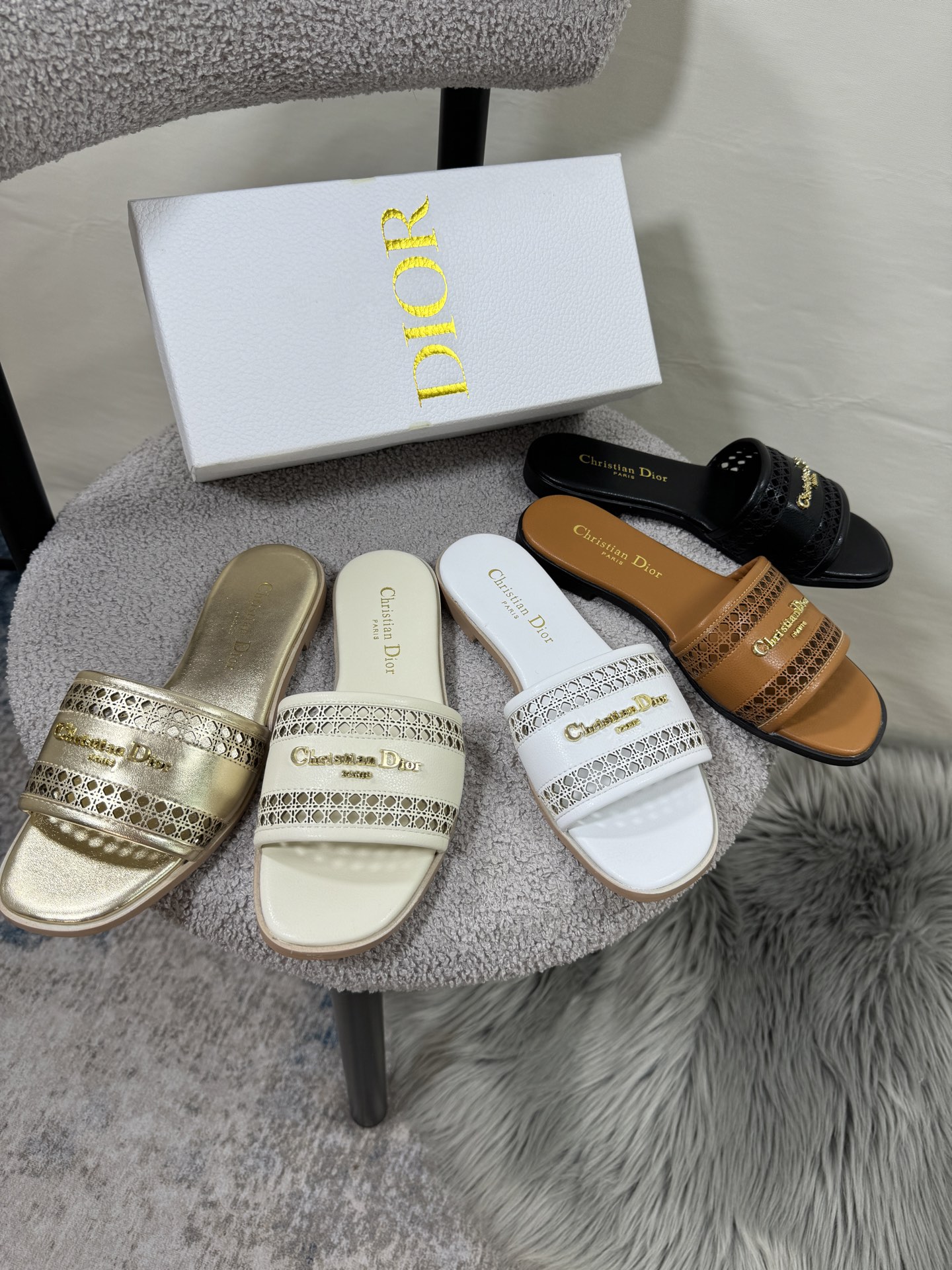 D style Hollow flat slippers