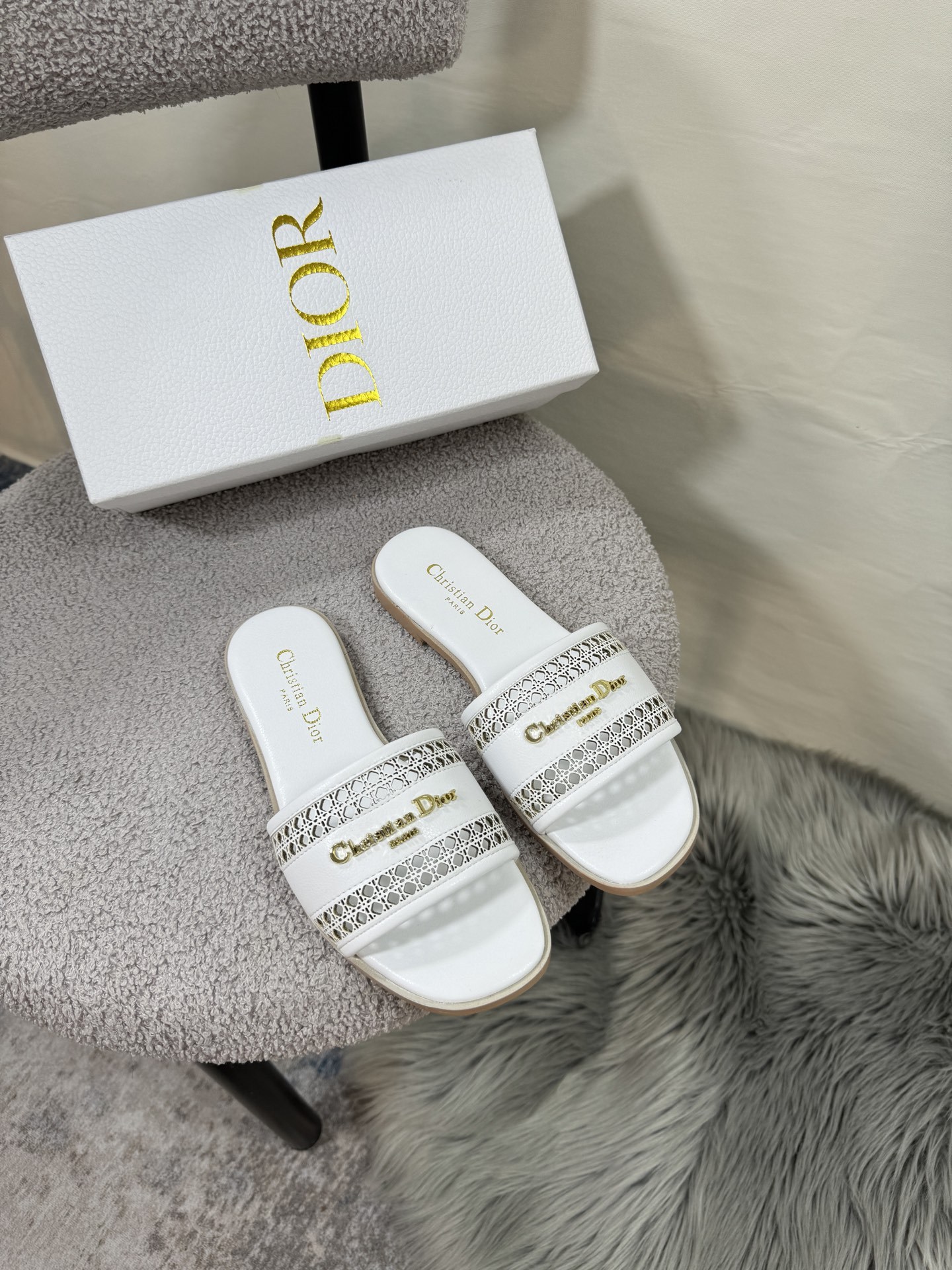 D style Hollow flat slippers