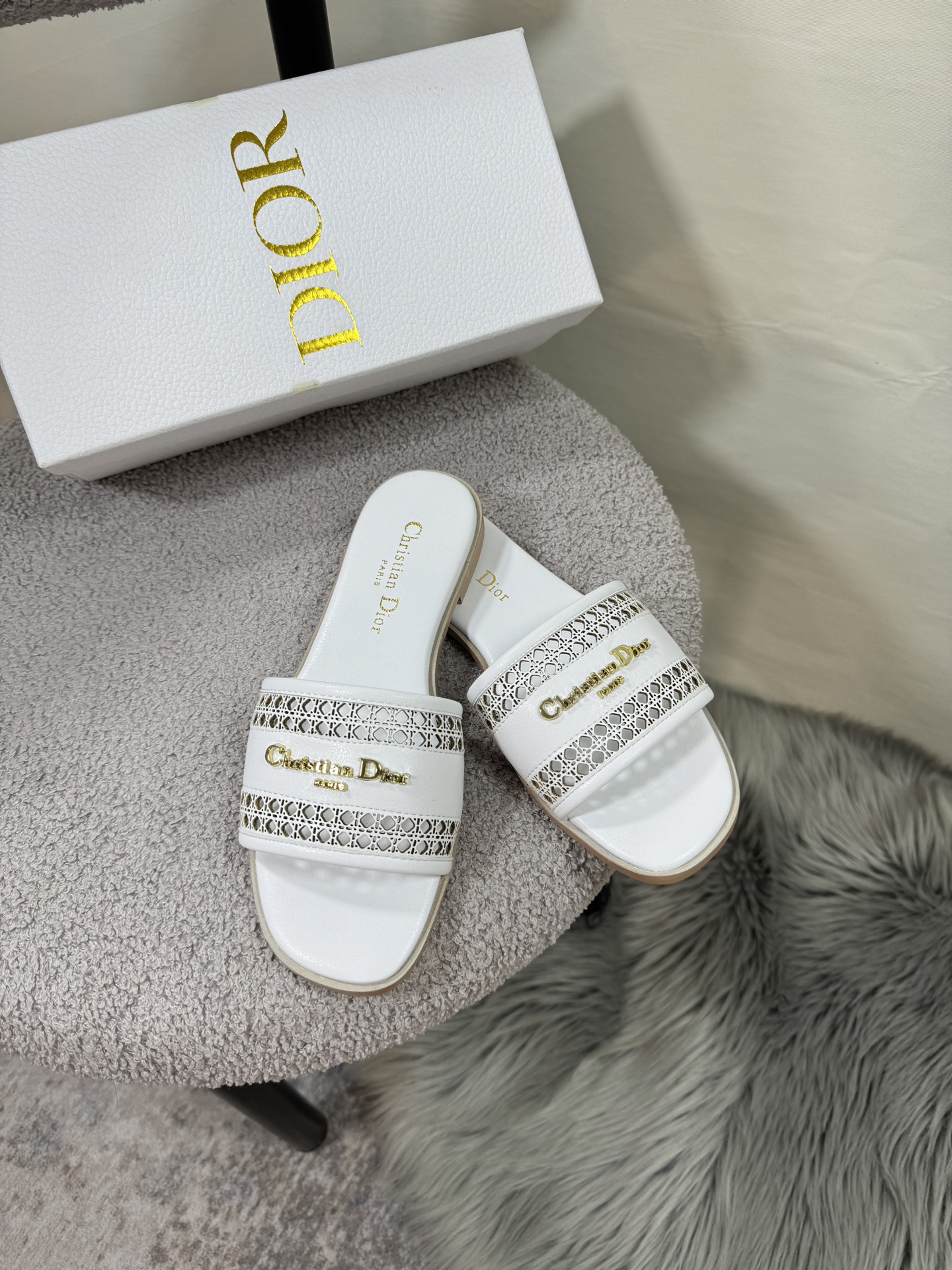 D style Hollow flat slippers