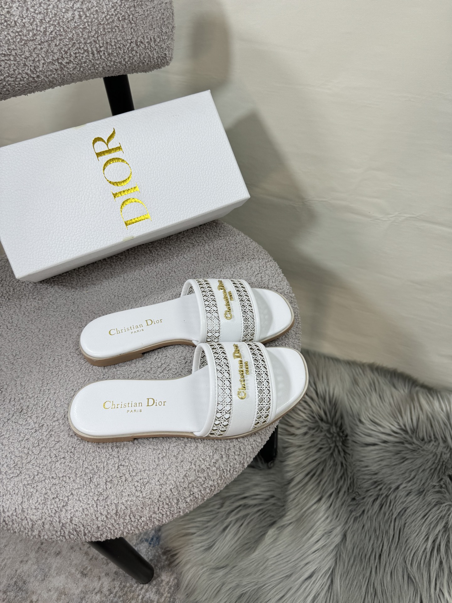 D style Hollow flat slippers