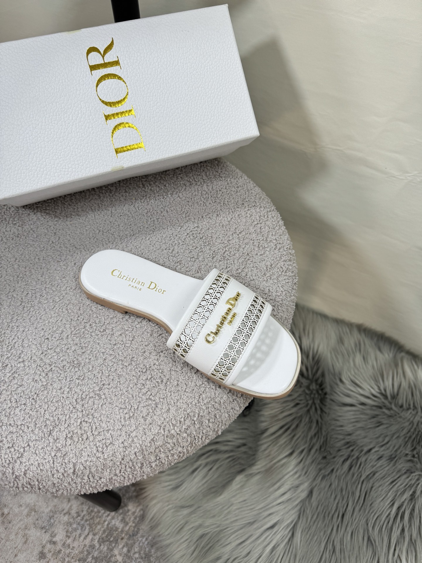 D style Hollow flat slippers