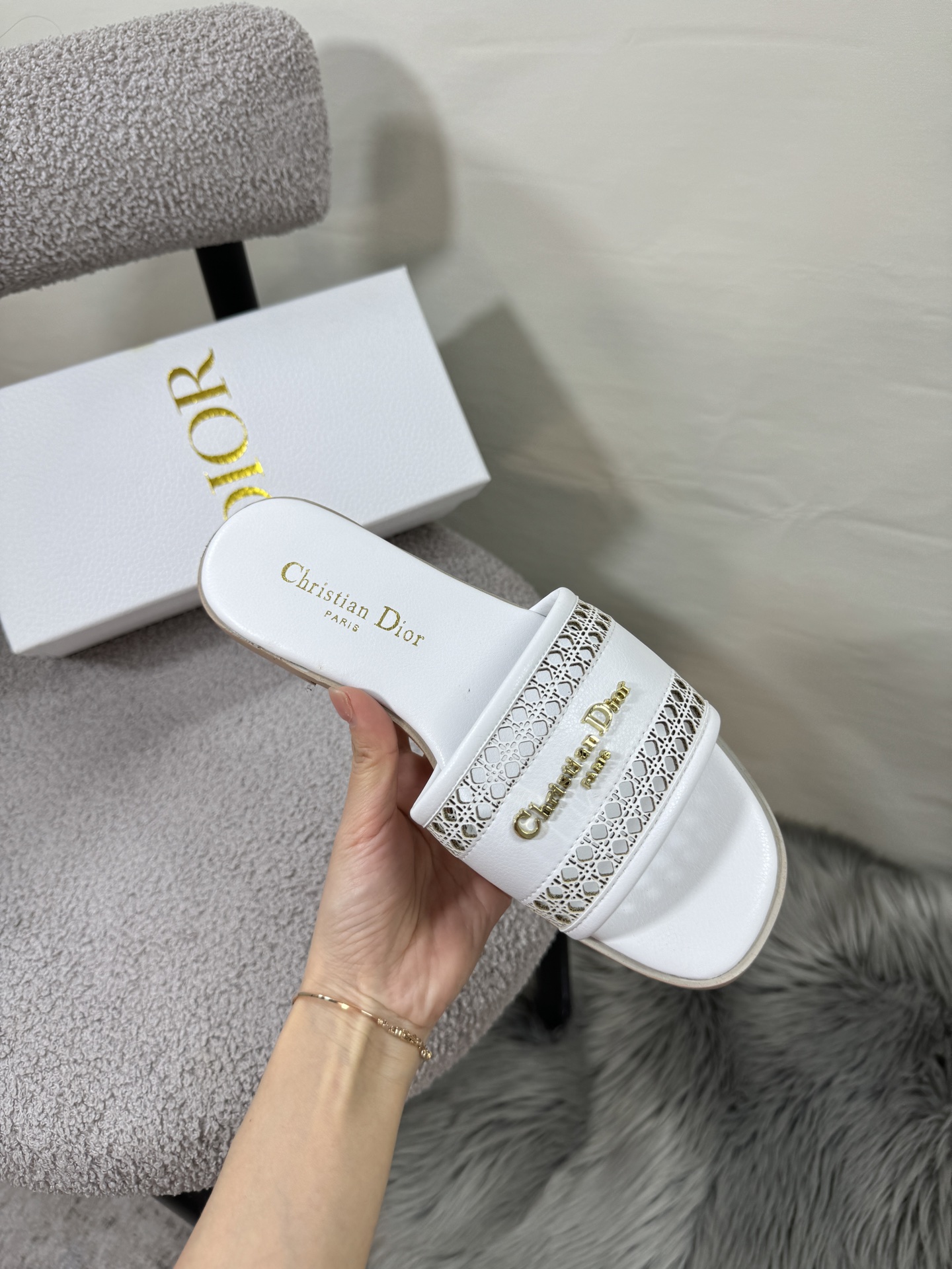 D style Hollow flat slippers