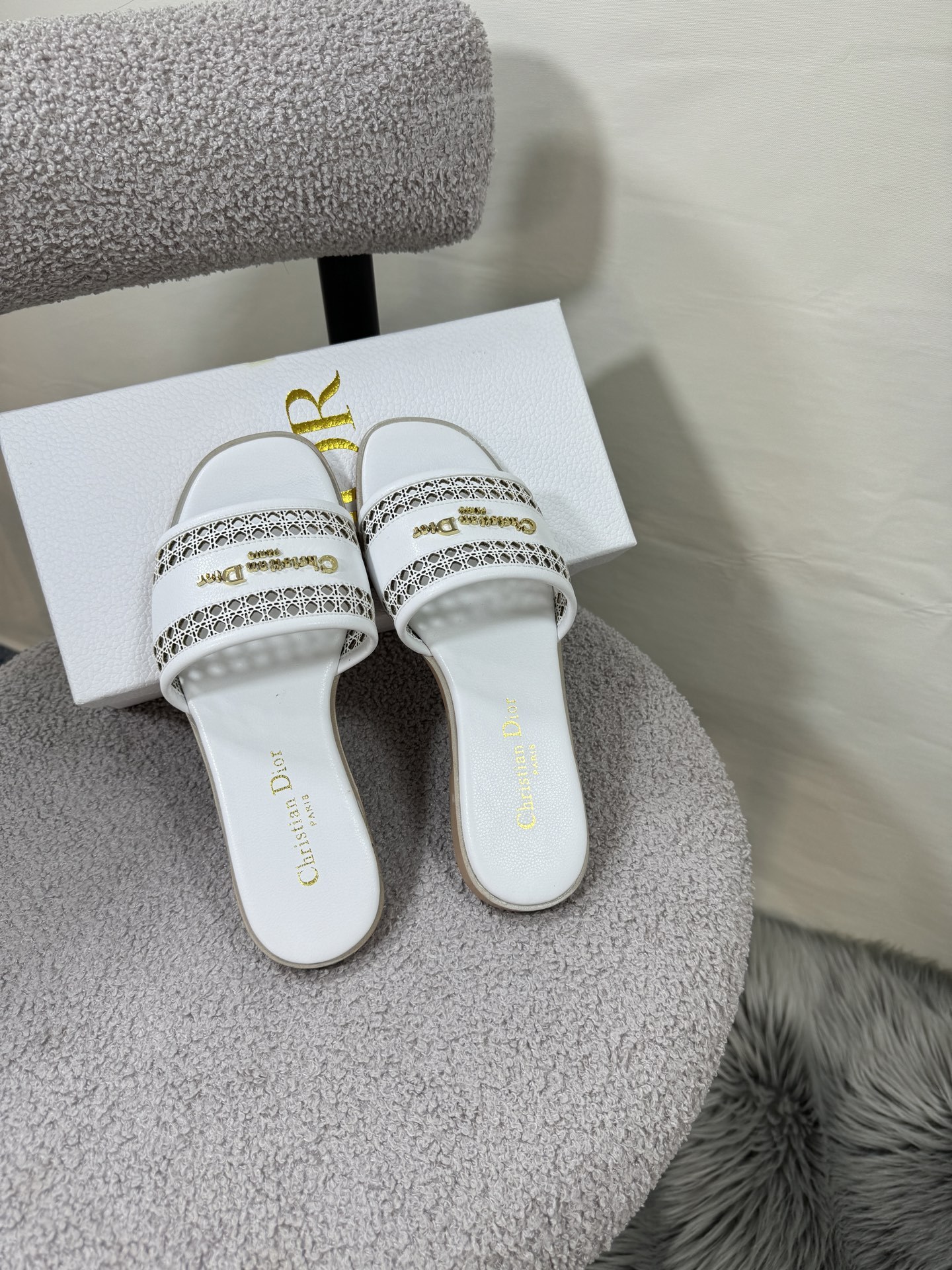 D style Hollow flat slippers