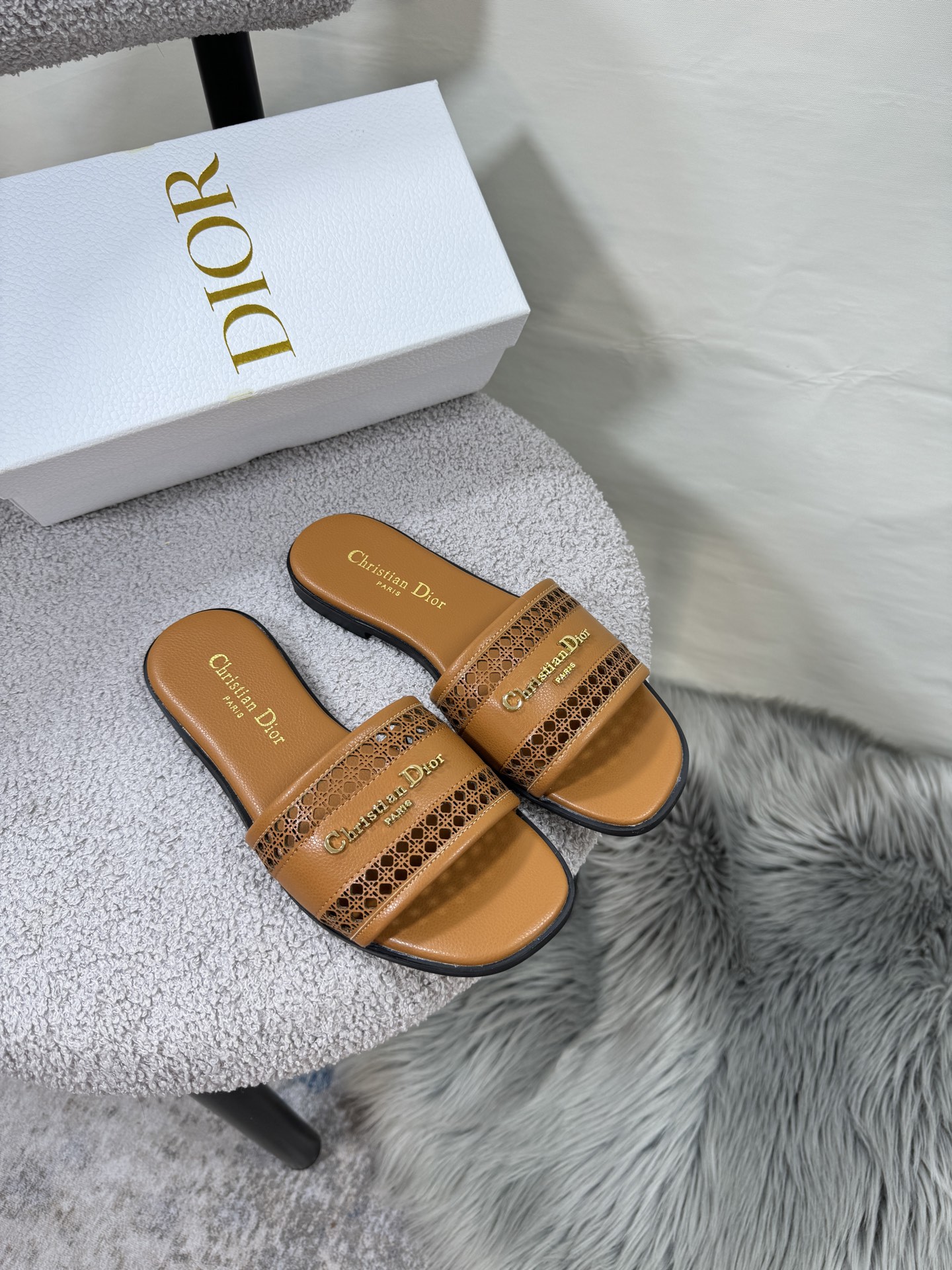 D style Hollow flat slippers