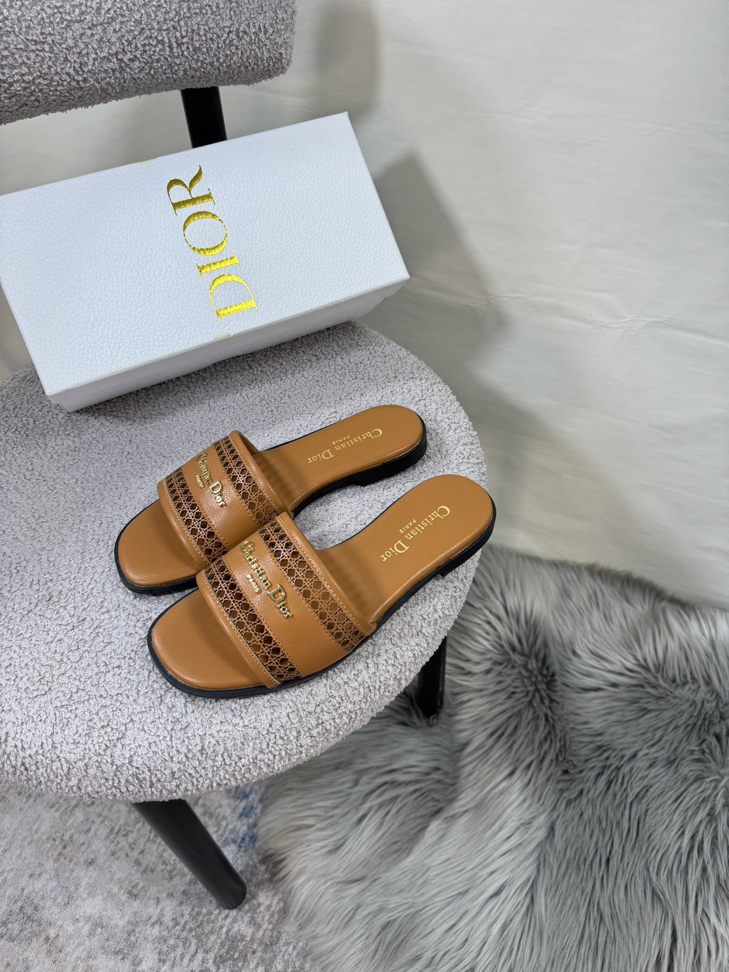 D style Hollow flat slippers