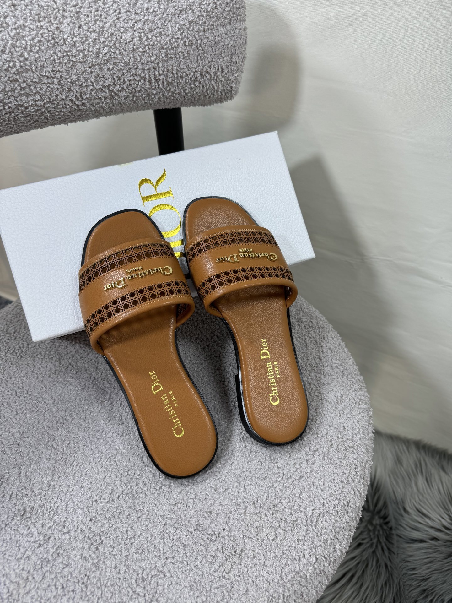 D style Hollow flat slippers